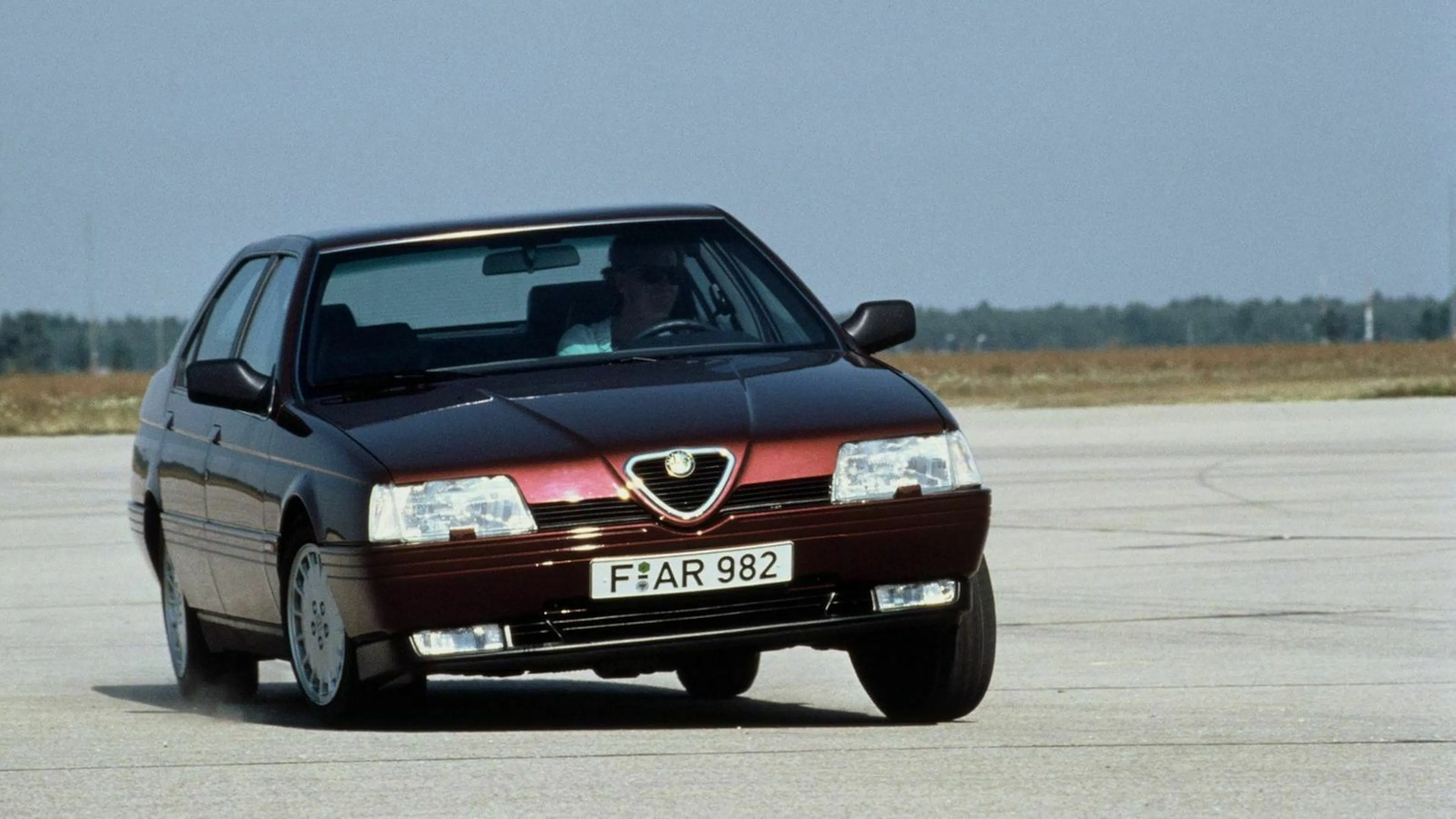 Alfa Romeo 164 fahrend in Frontansicht