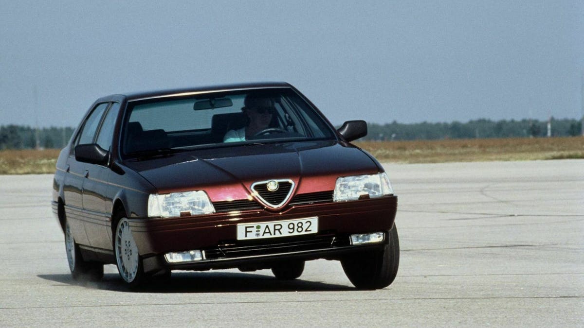 Alfa Romeo 164 fahrend in Frontansicht