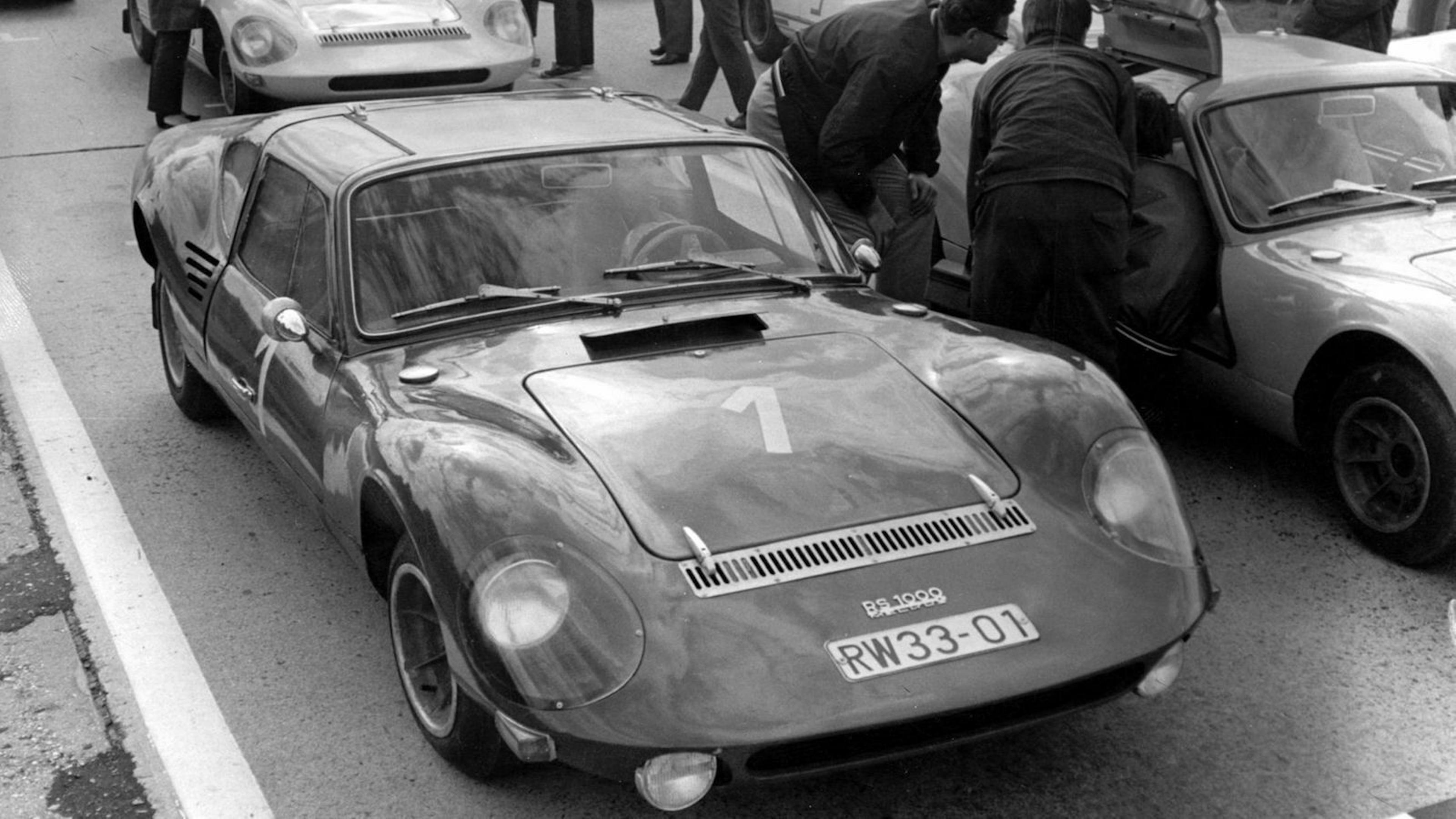 Der Melkus RS 1000 in schwarz-weiß in Frontansicht