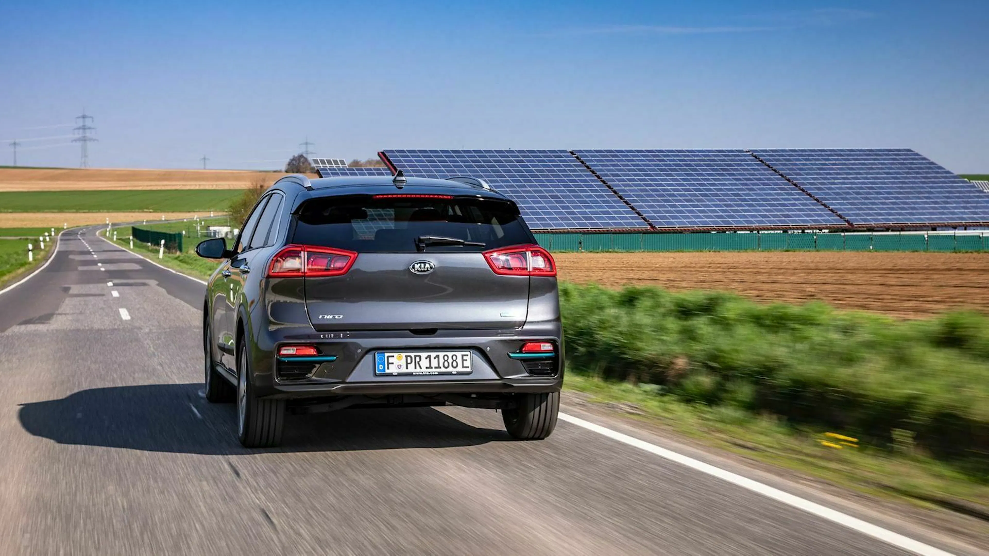 Kia_e-Niro (2019) in der Heckansicht, fahrend