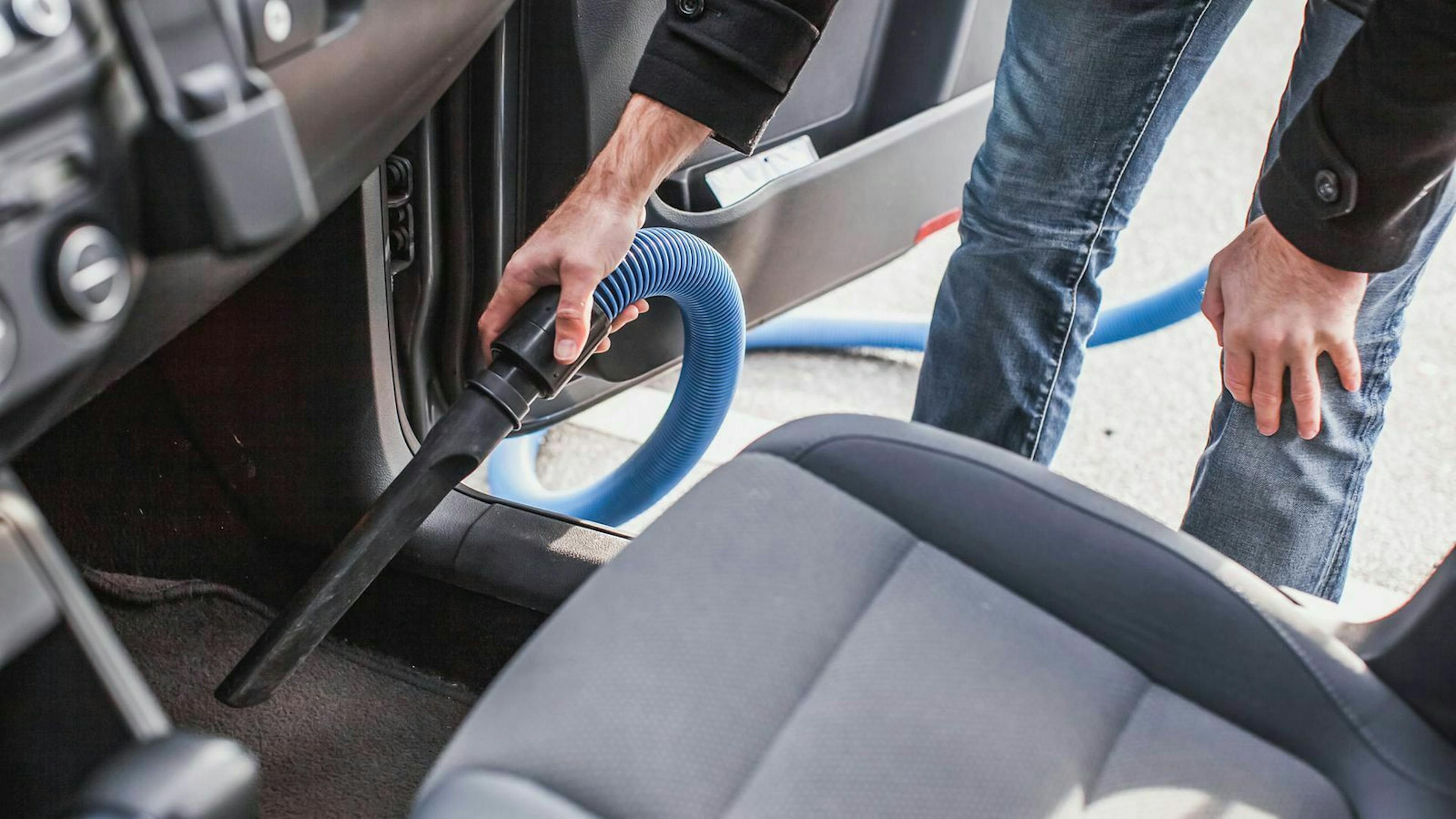 Für die Reinigung von Polstern und Dachhimmel empfiehlt sich ein Autoshampoo 