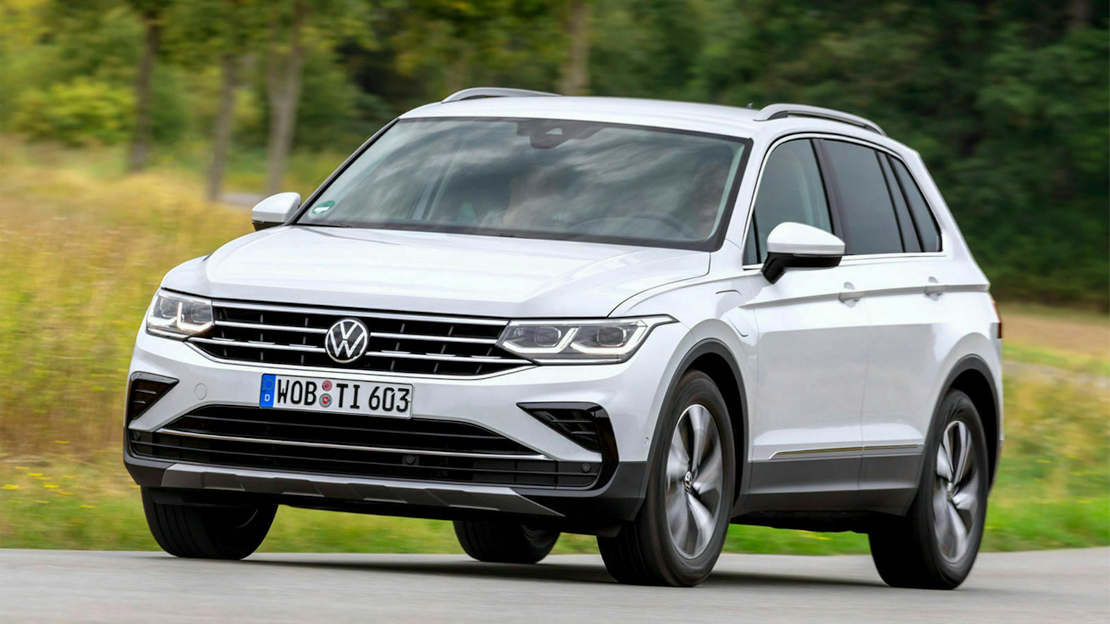 Ein weißer VW Tiguan fährt über eine Landstraße