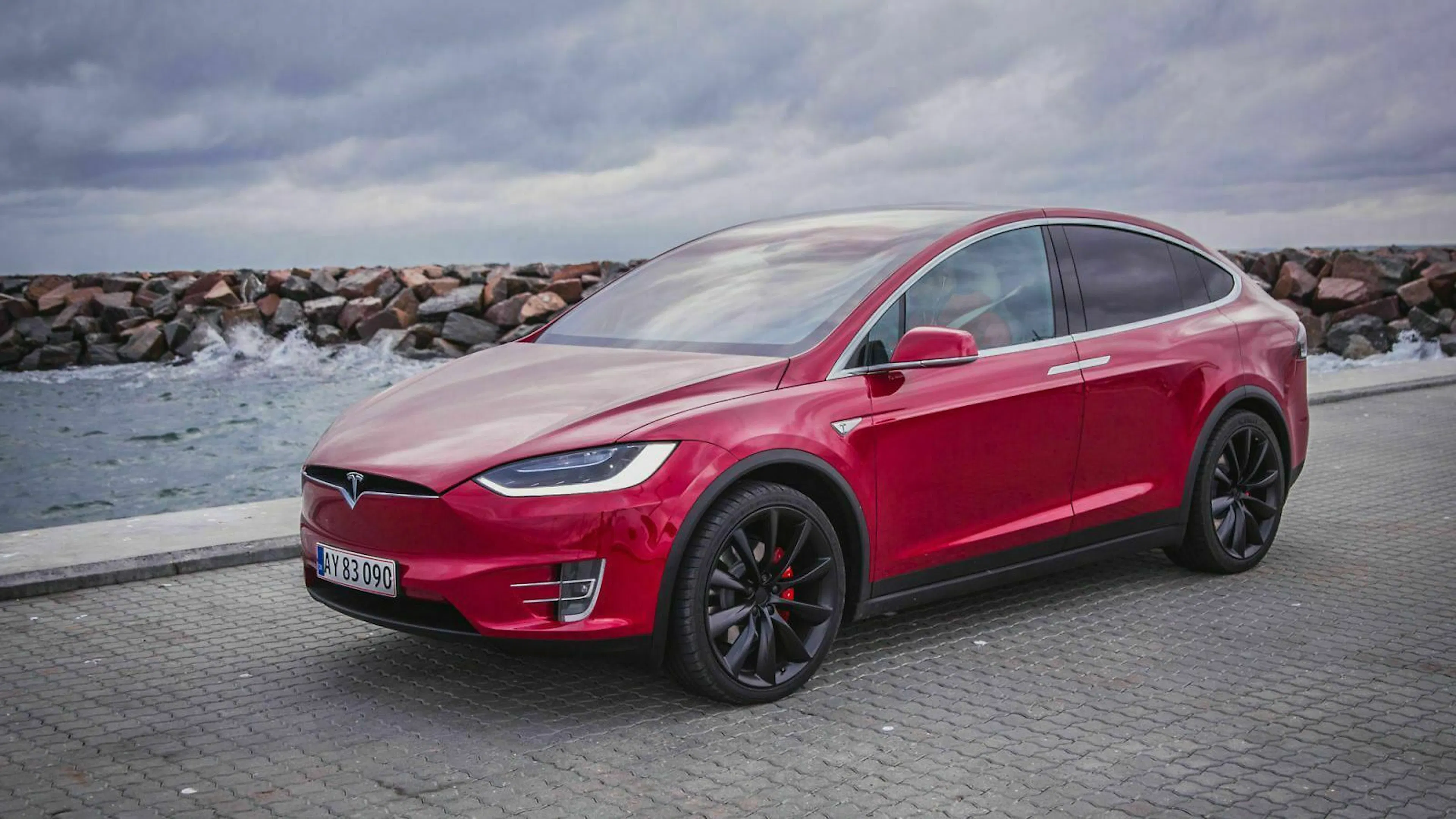 Der größte Haken am Tesla: Der Preis. Rund 131.000 Euro kostet das Stromer-SUV