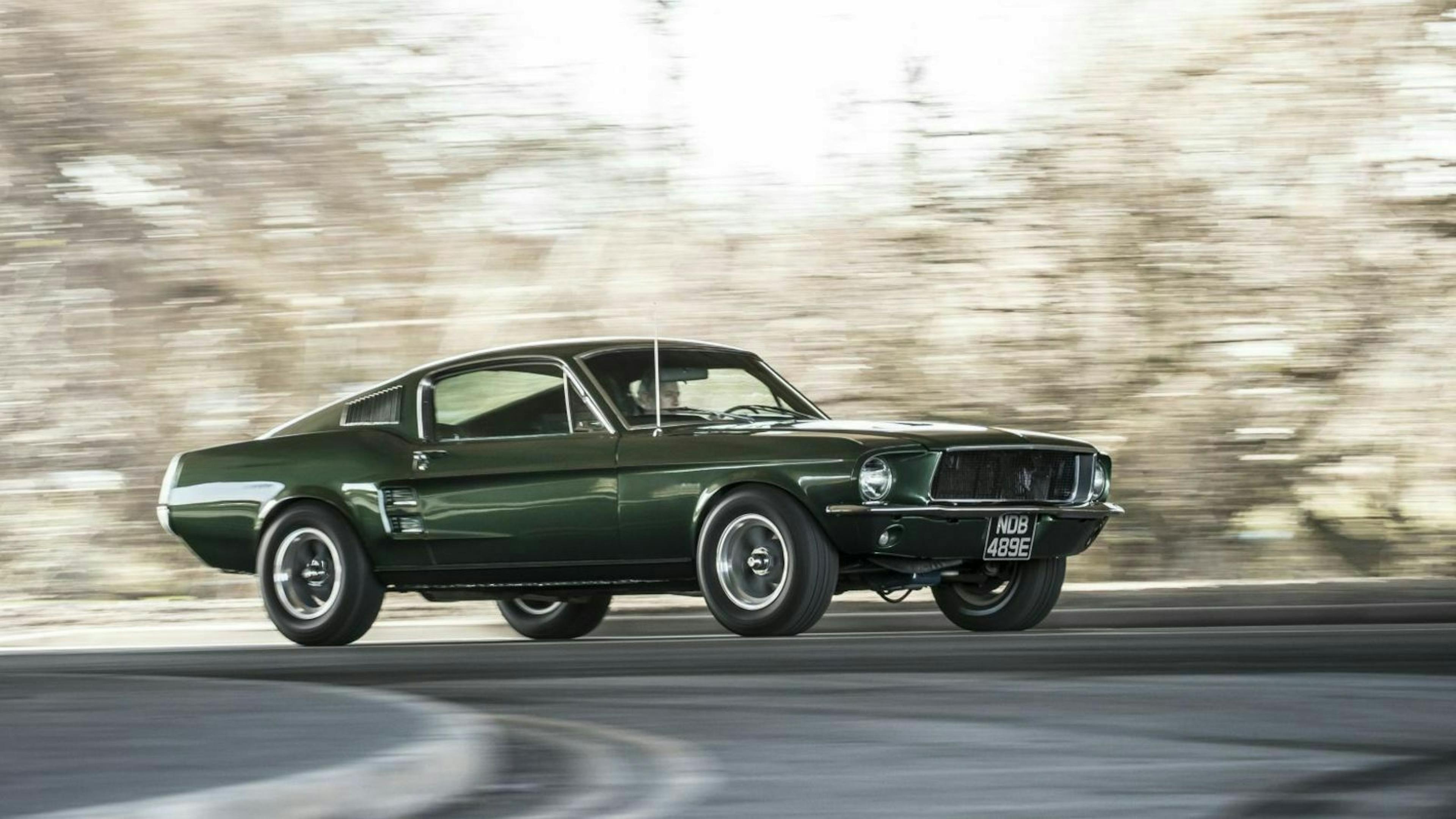 Zu sehen ist der Ford Mustang Bullitt aus dem gleichnamigen Film "Bullitt"