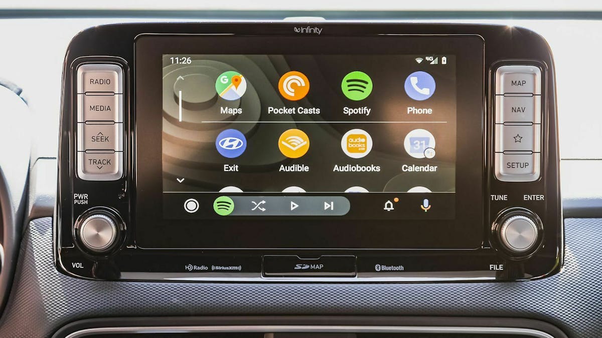 Zu sehen ist ein Infotaimentbildschirm mit der neusten Version von Android Auto