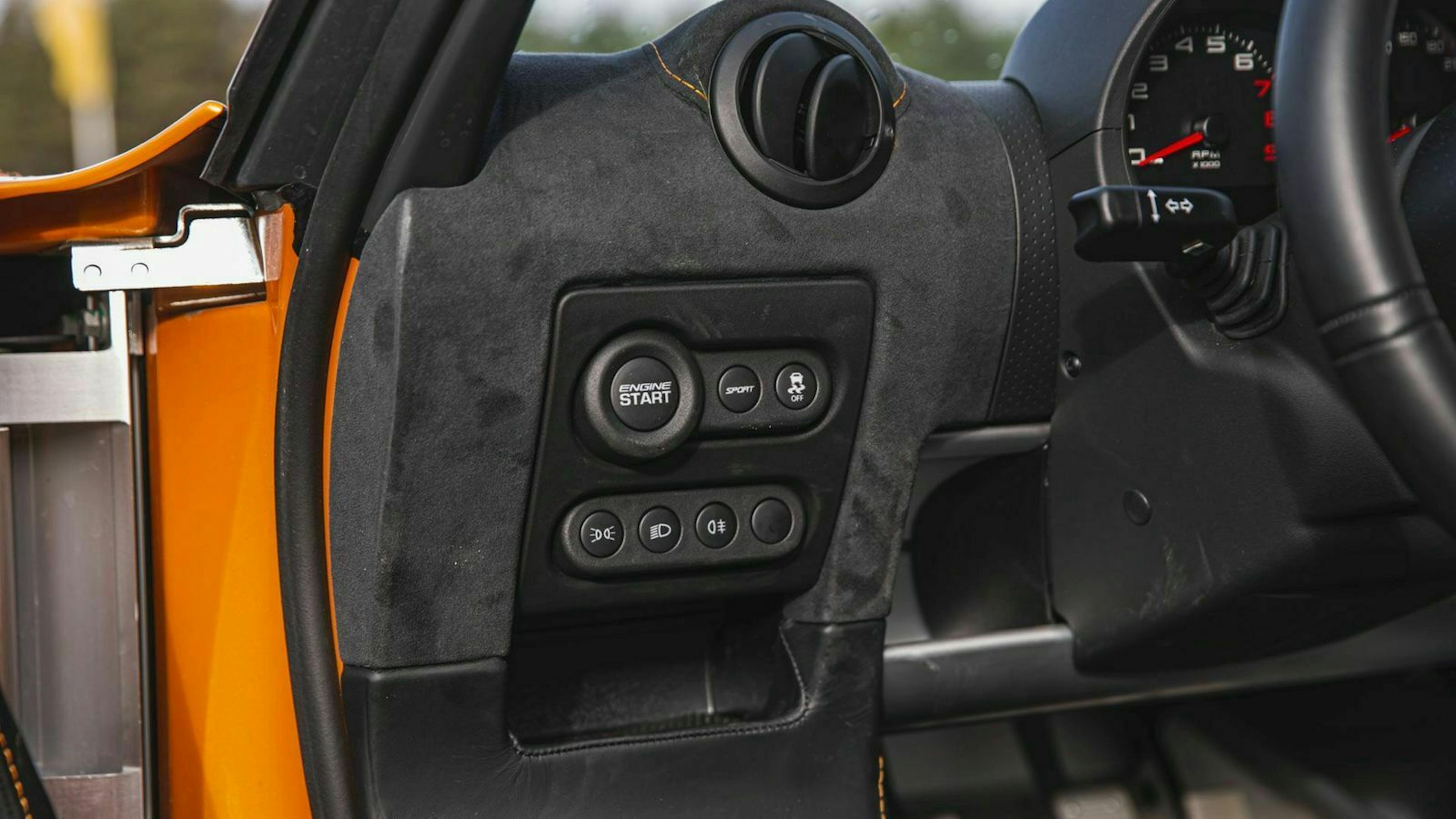 Zu sehen ist das Cockpit des Lotus Elise