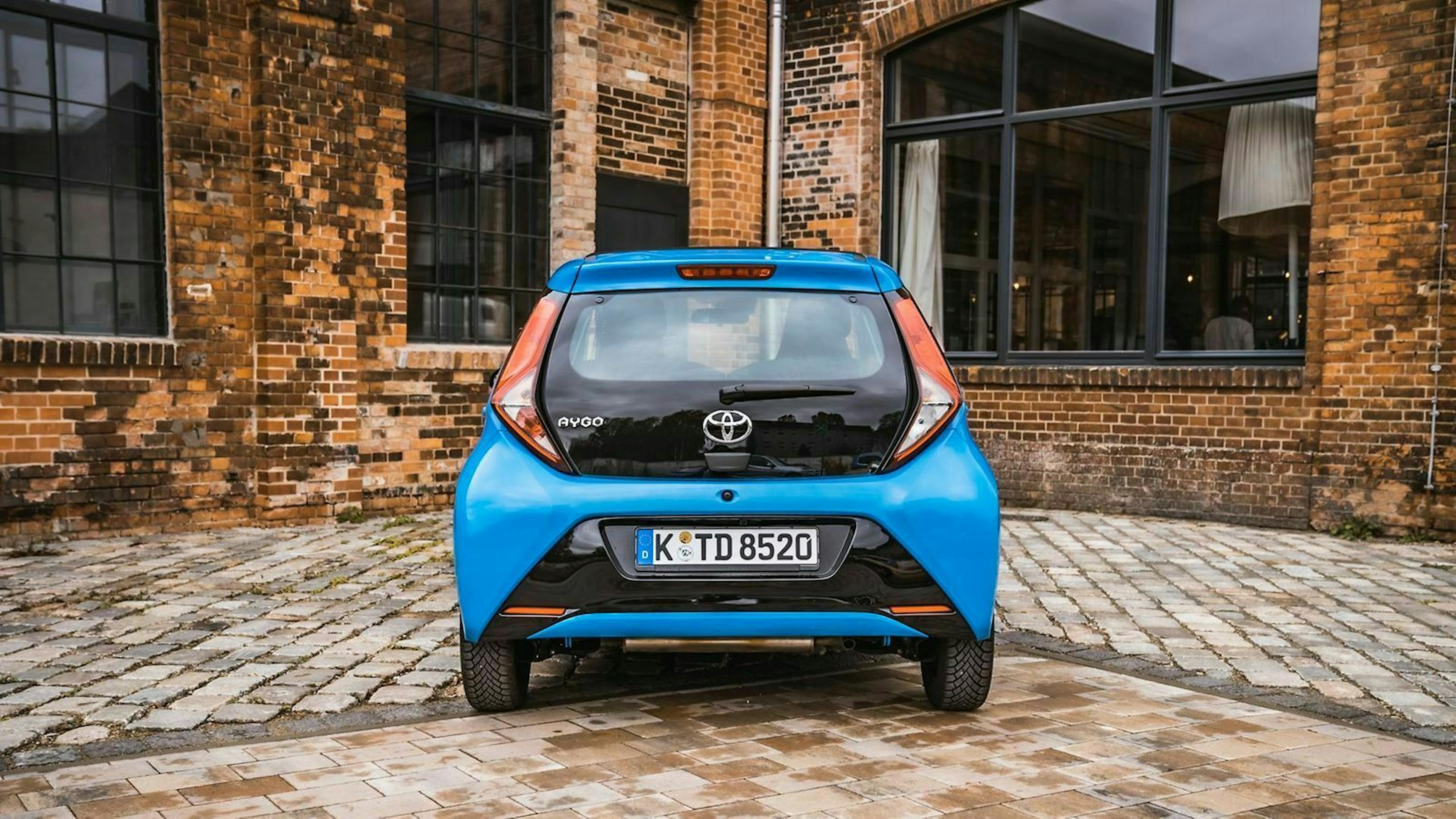 Toyota Aygo in der Heckansicht, stehend