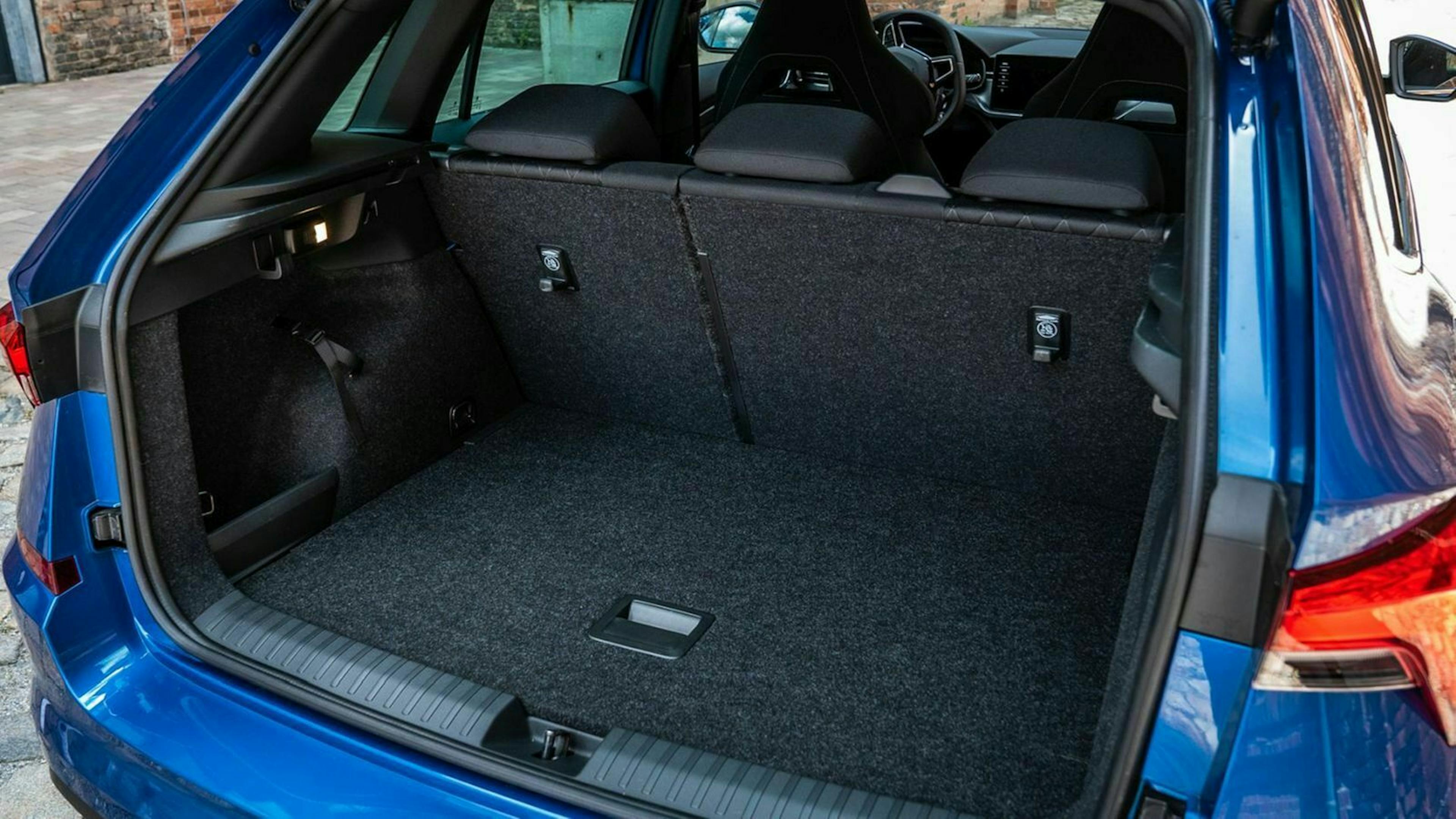 Zu sehen ist der Kofferraum des Skoda Kamiq