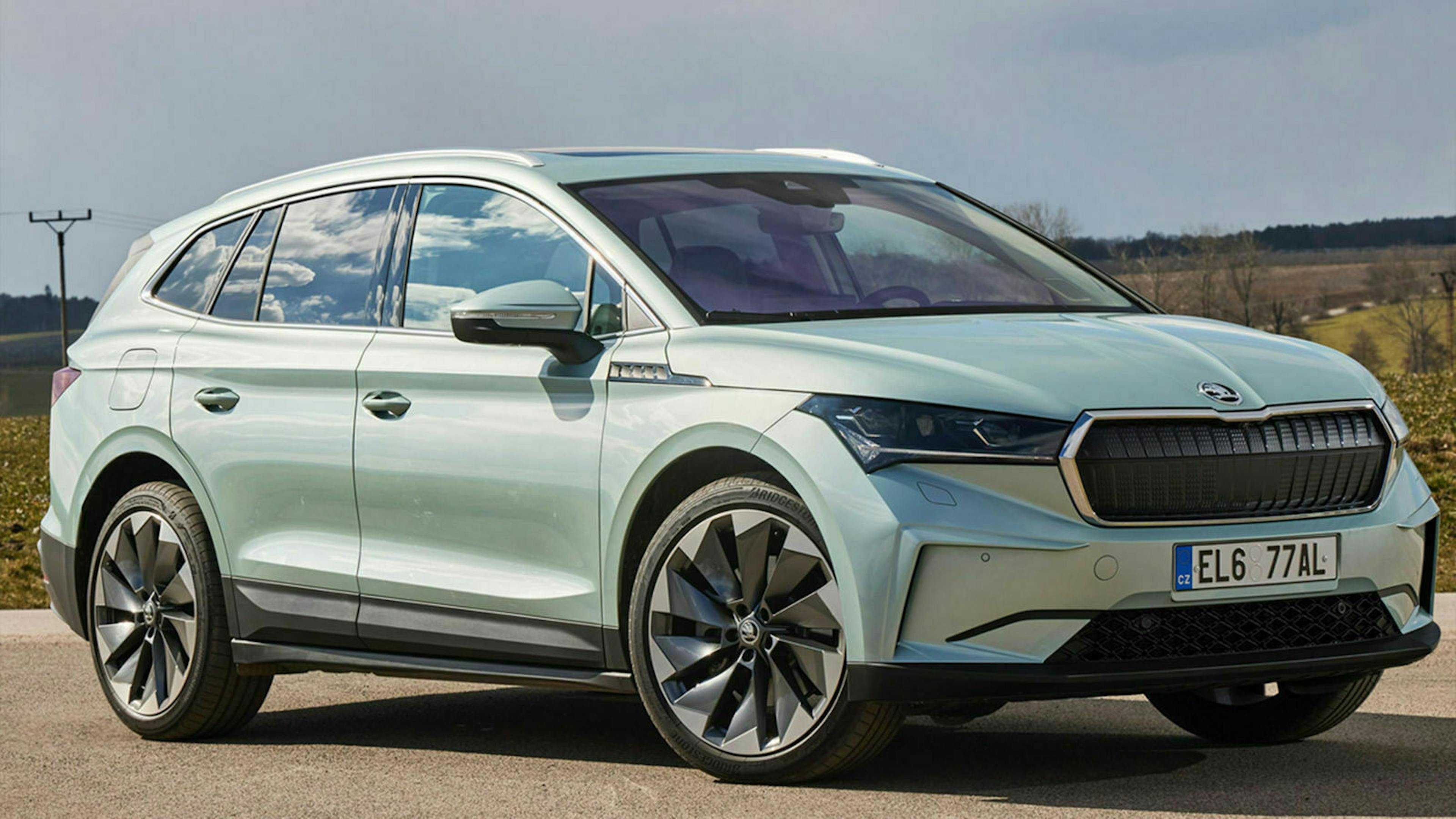 Ein weißer Skoda Enyaq steht auf einem Parkplatz