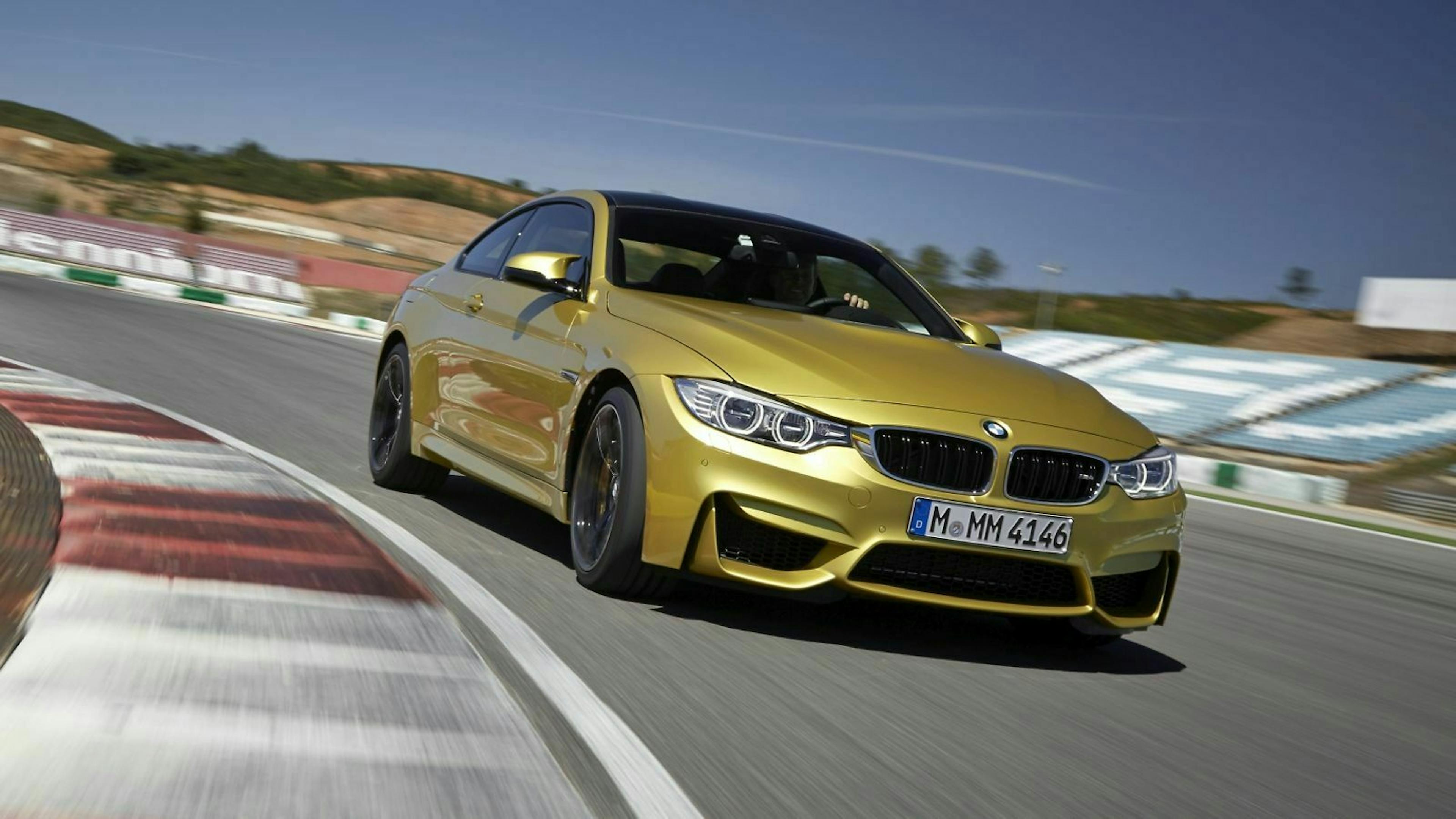 BMW M4 Coupé in der Frontansicht, fahrend