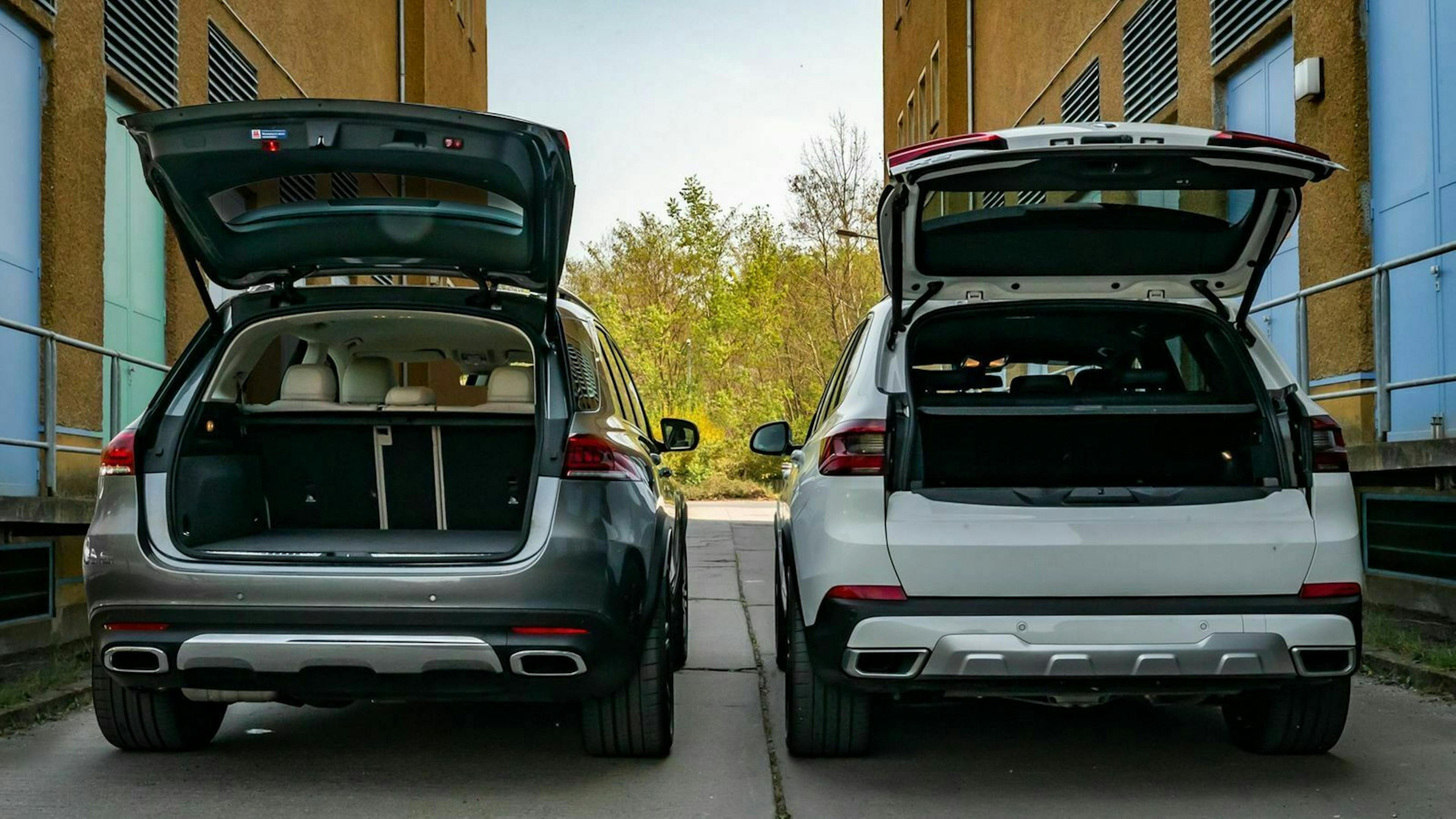 Zu sehen sind die Kofferräume des Mercedes Gle (links) und des BMW X5 (rechts)
