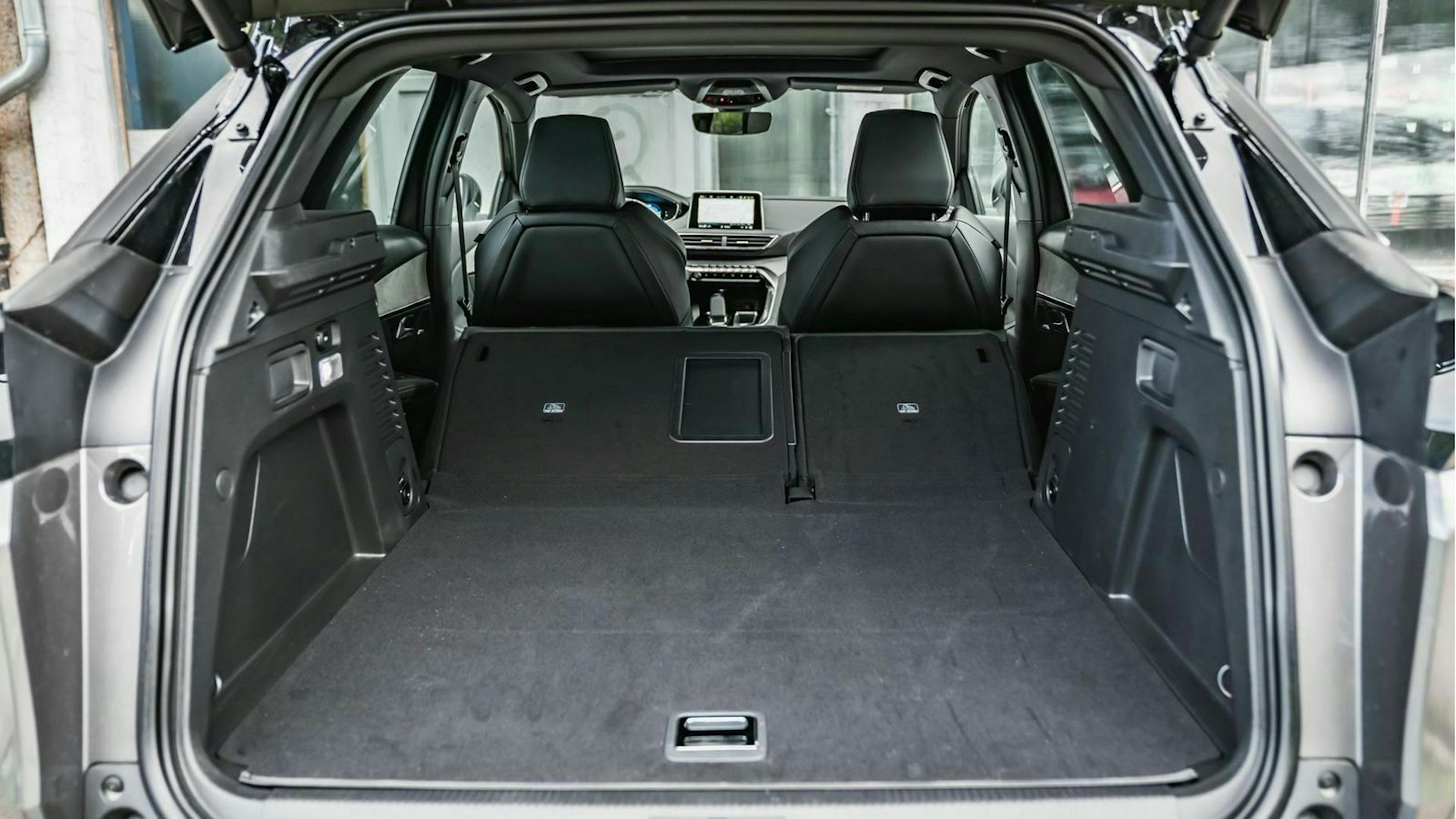 Peugeot 3008 Hybrid4 (2020) Blick in den Kofferraum umgelegte Rückbank