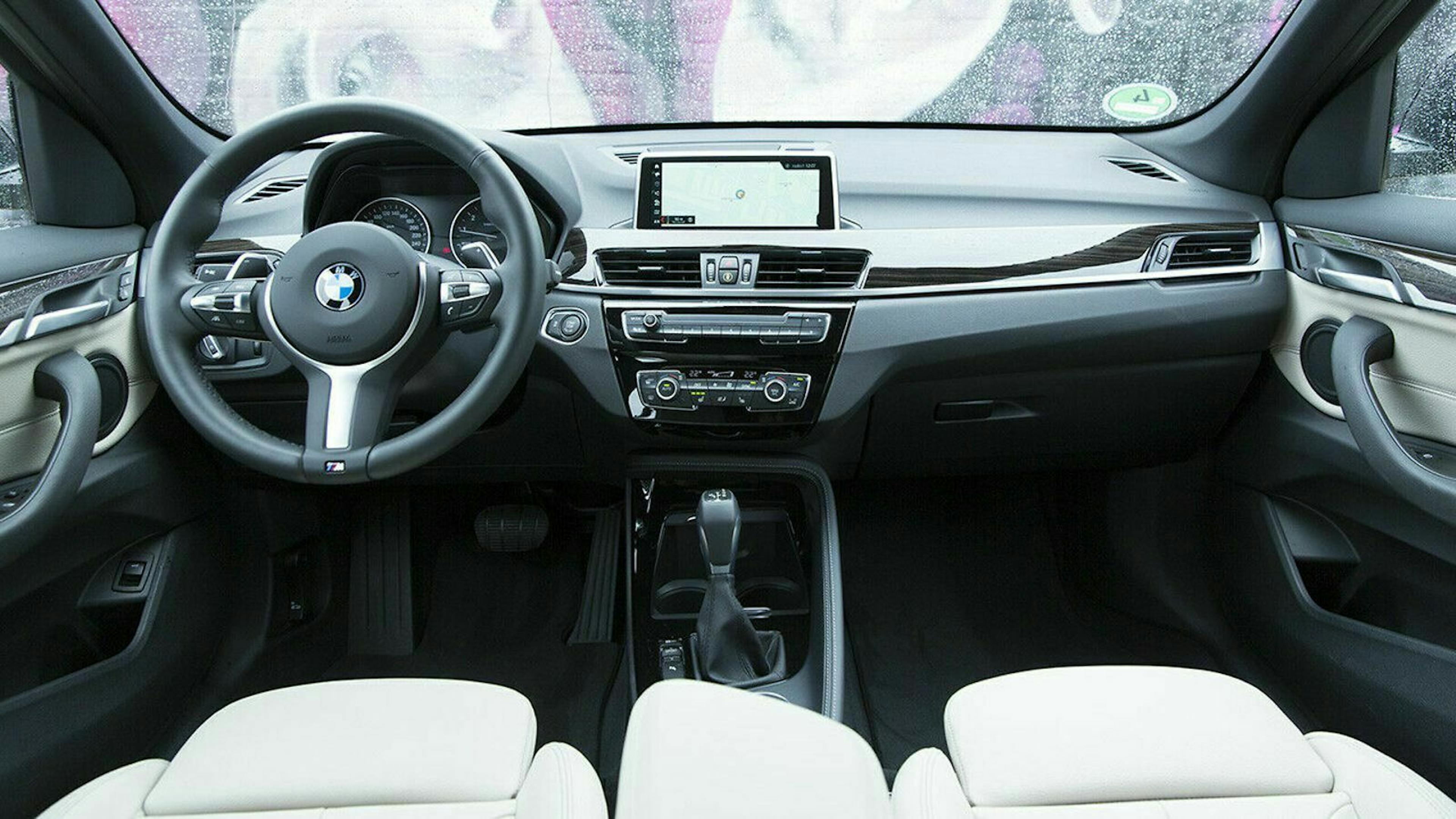 Was dem Volvo XC40 im Kofferraum fehlt, steckt in einem etwas größeren Fahrerbereich