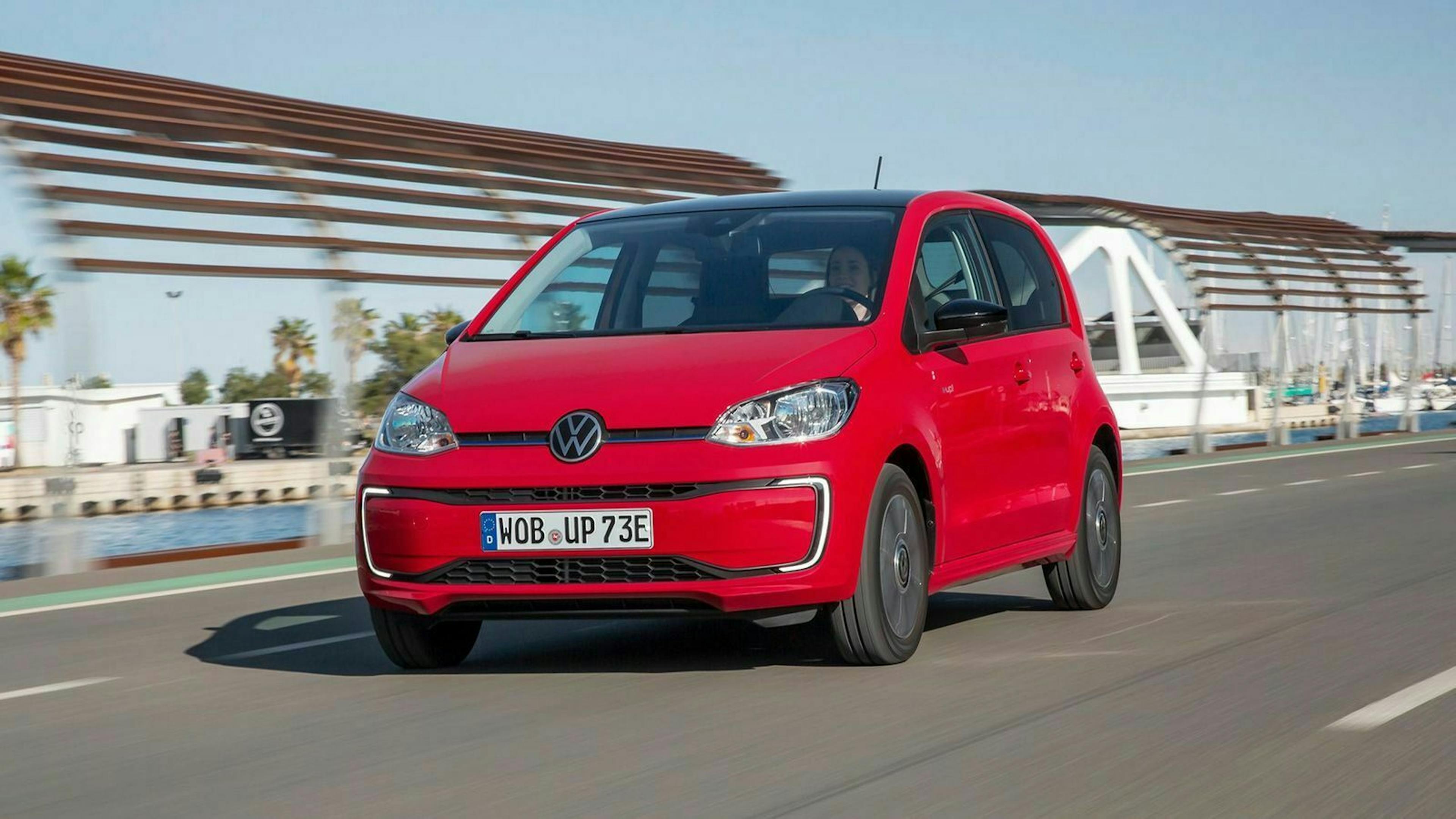 Der VW e-Up in Frontansicht fahrend
