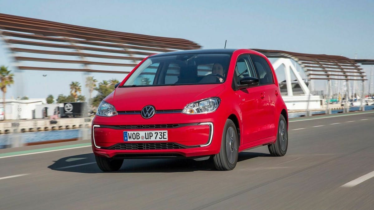 Der VW e-Up in Frontansicht fahrend