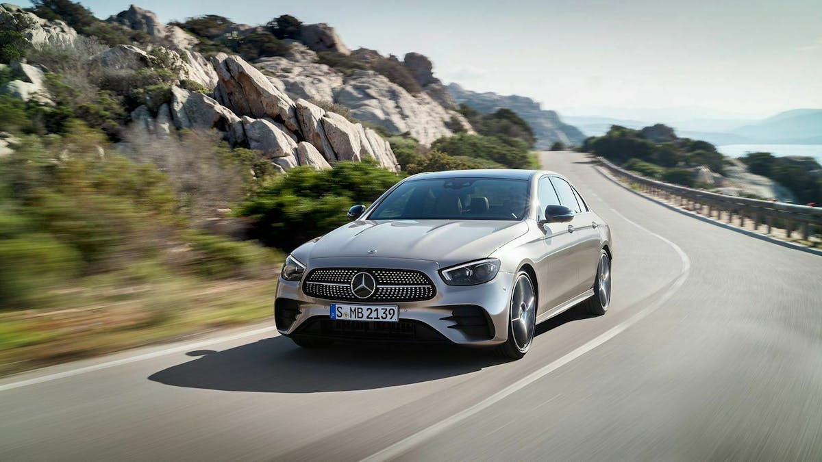 Mercedes E-Klasse in der Frontansicht, fahrend