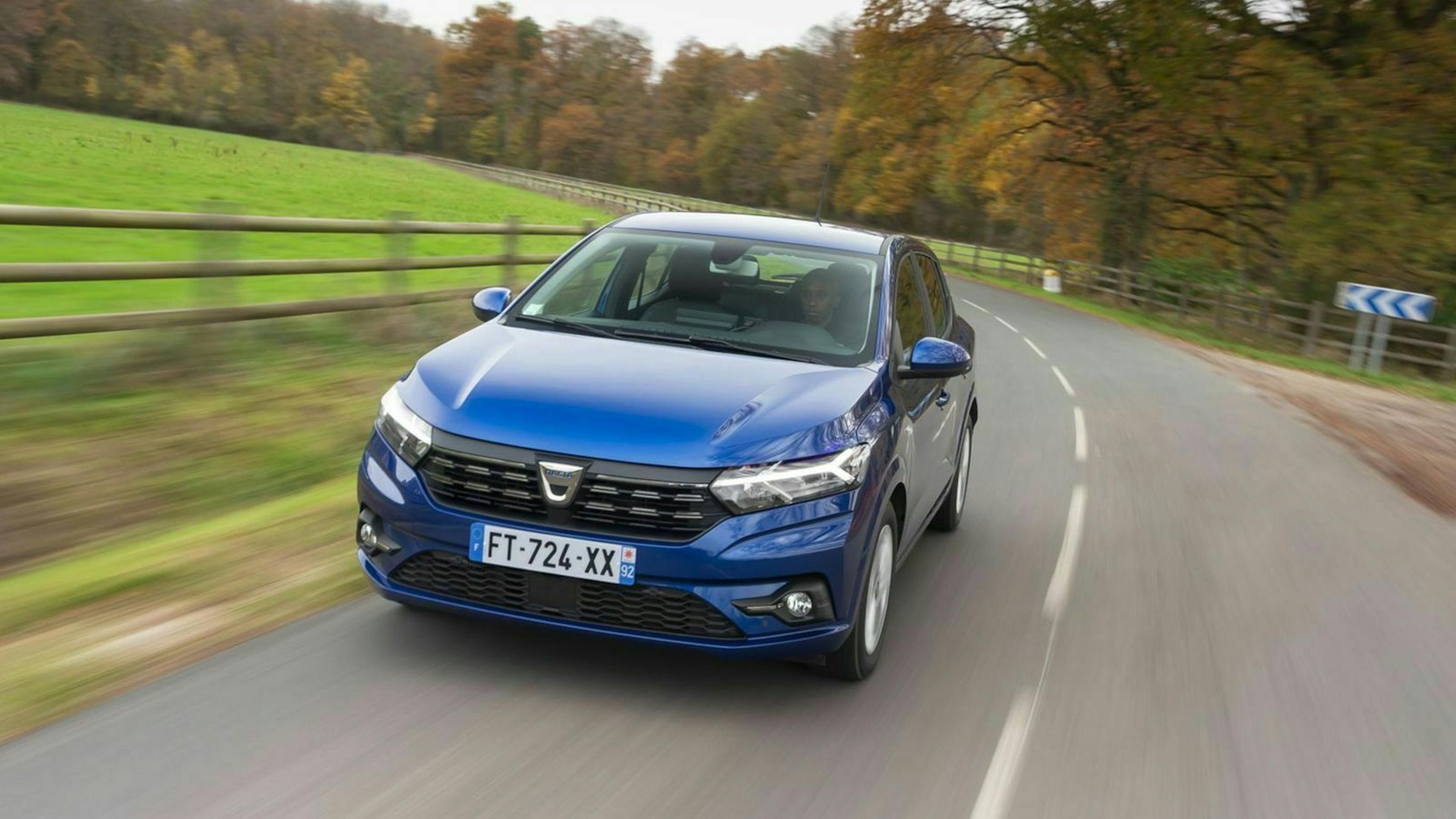 Zu sehen ist der Dacia Sandero 2021 von vorne, fahrend