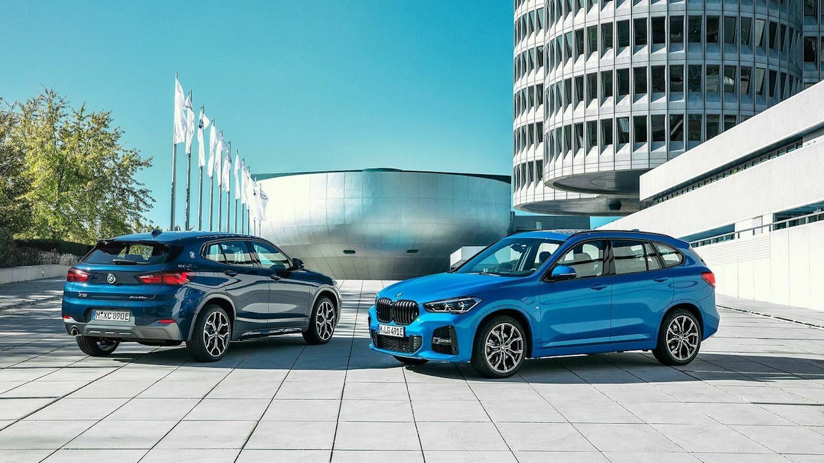 BMW X1 xDrive25e und X2 xDrive25e nebeneinander stehend