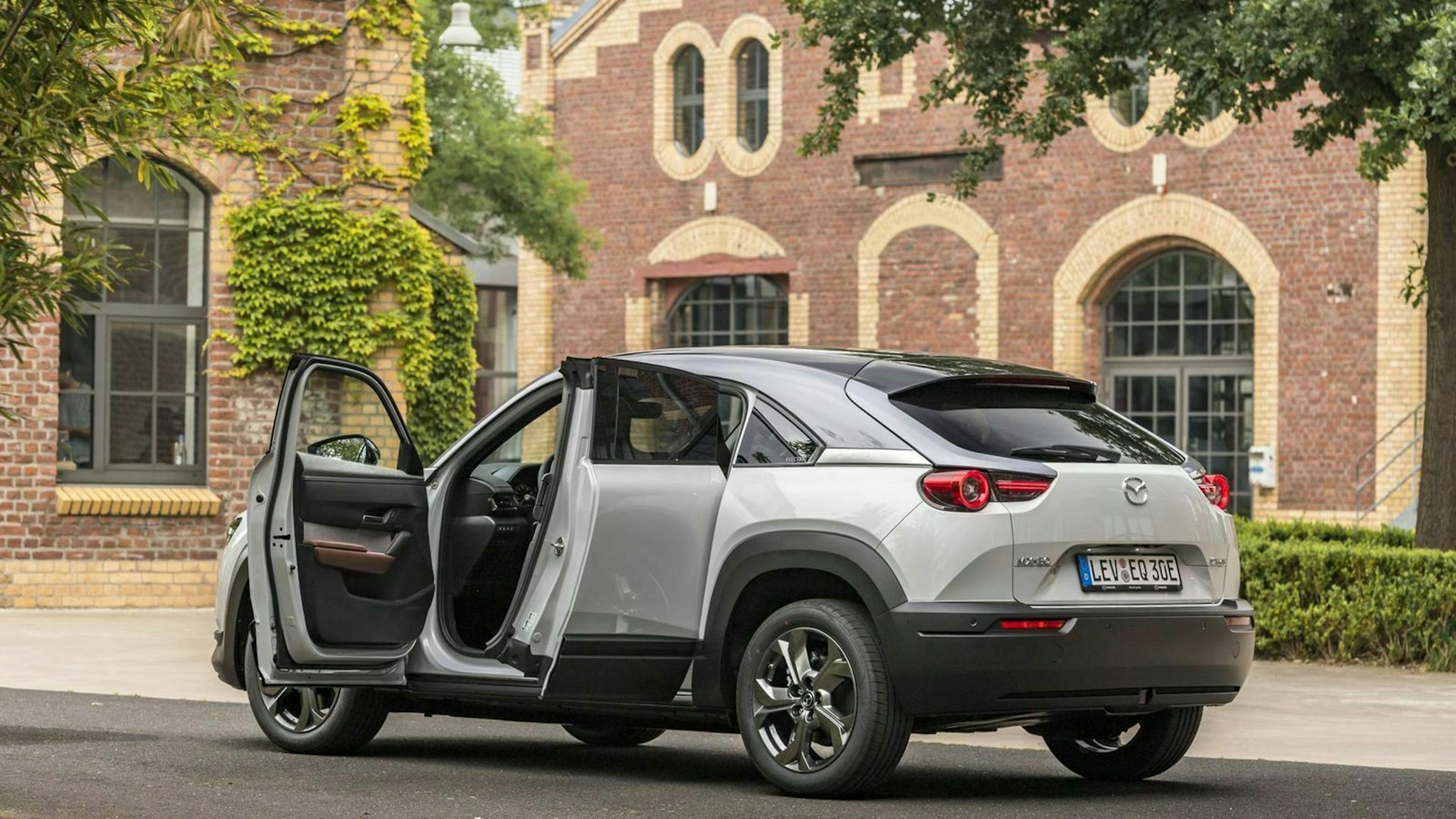 Mazda MX-30 dreiviertel-heckansicht mit offenen Türen