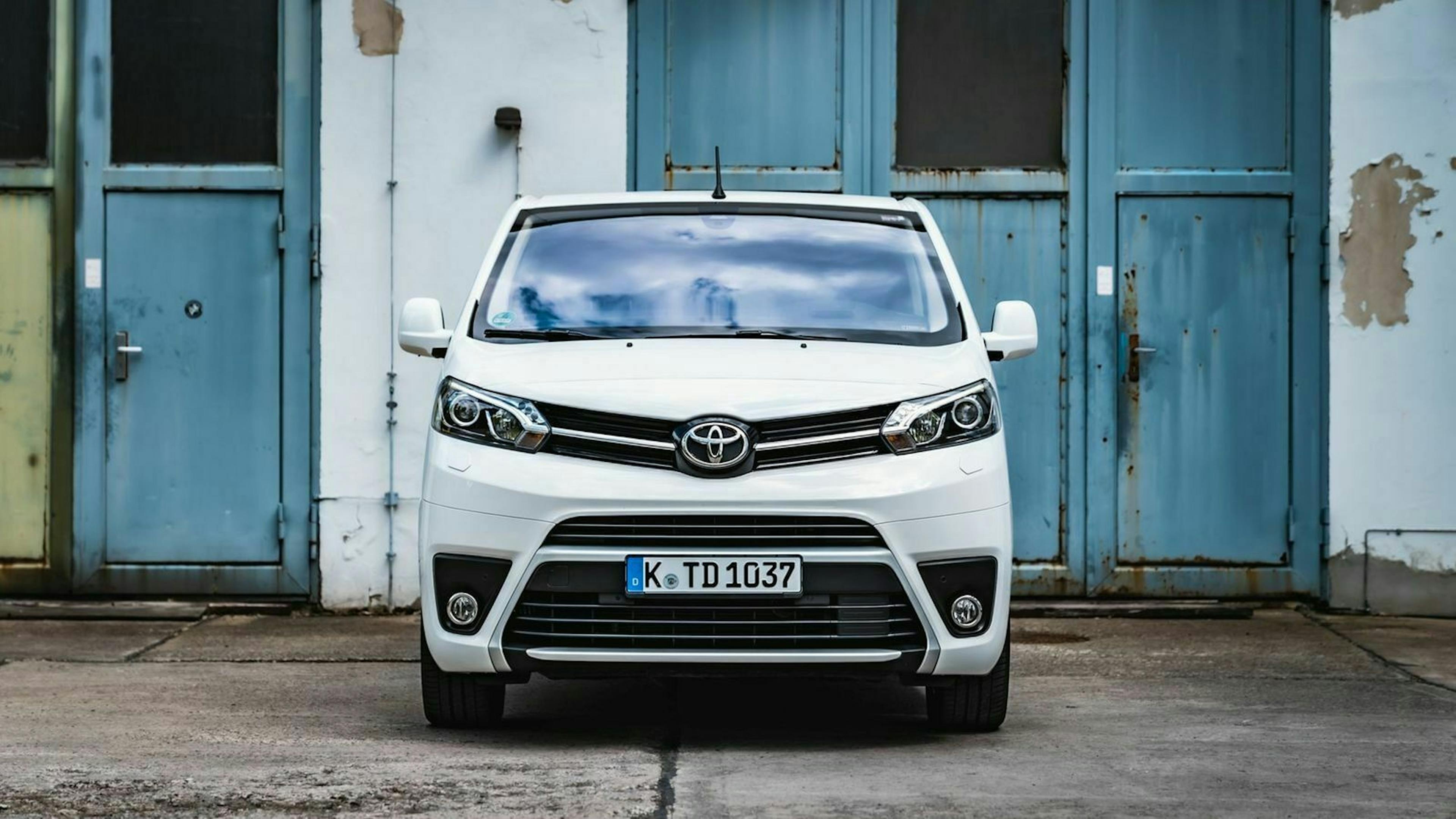 Zu sehen ist die Front des Toyota ProAce Verso