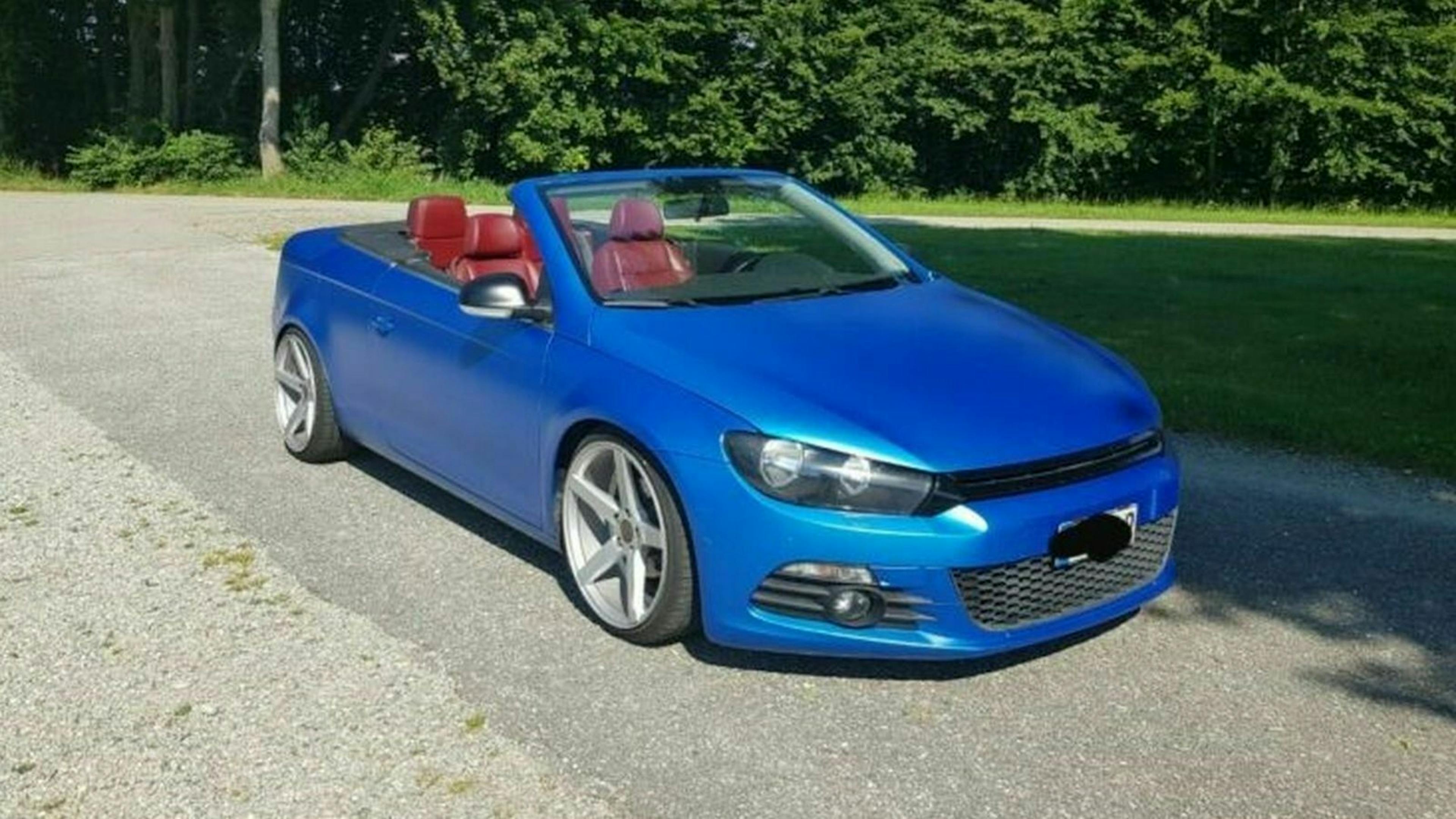 Zu sehen ist der VW EOS, stehend