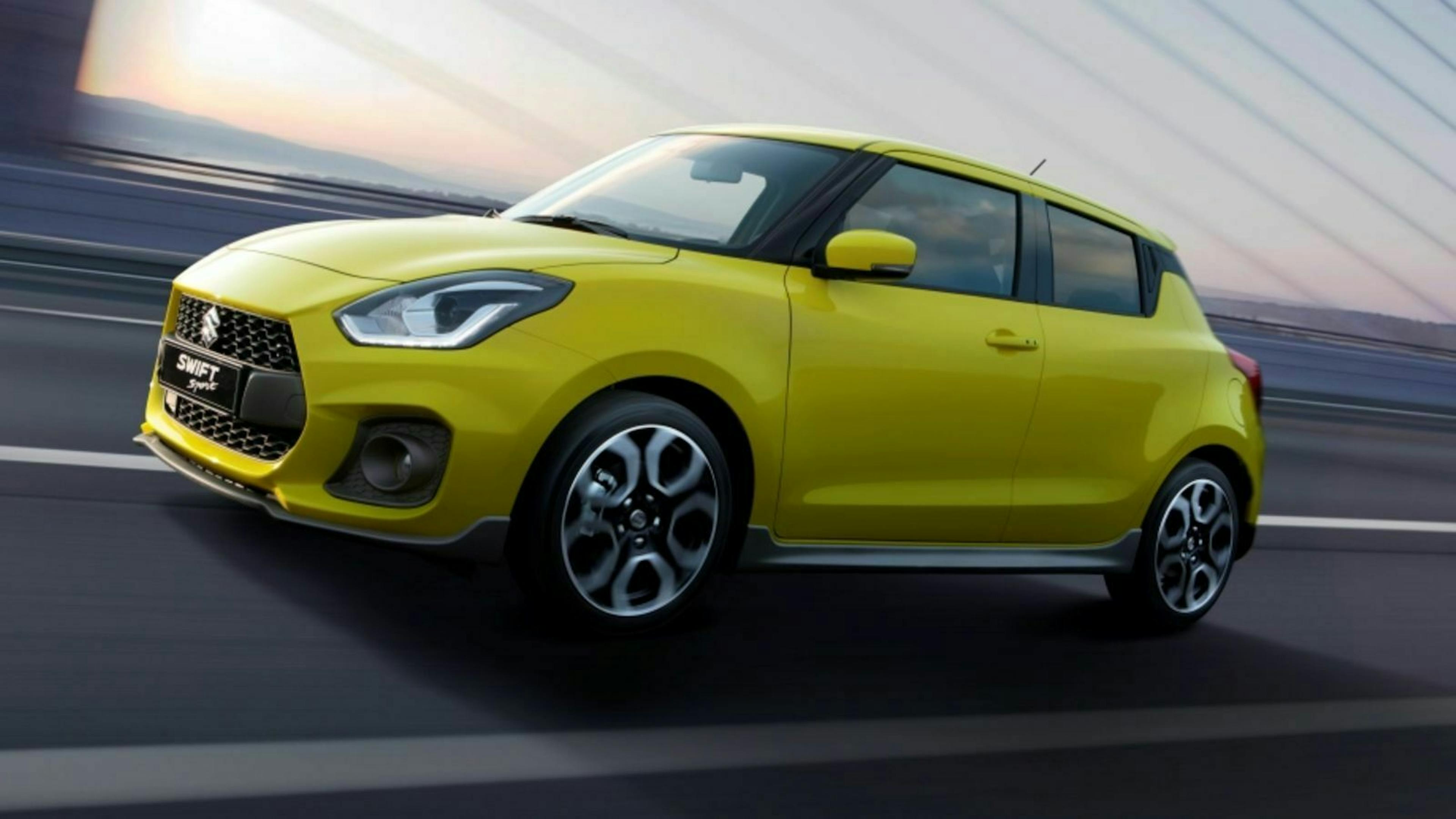 Zu sehen ist der Suzuki Swift in seitlicher Position, fahrend