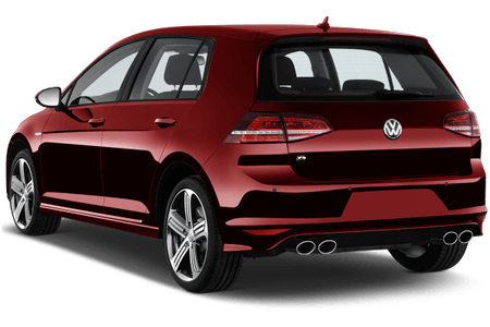 Roter Volkswagen Golf mit Fünf-Türern, sportlichen Alufelgen und zwei Auspuffrohren, Heckansicht bei Tageslicht.