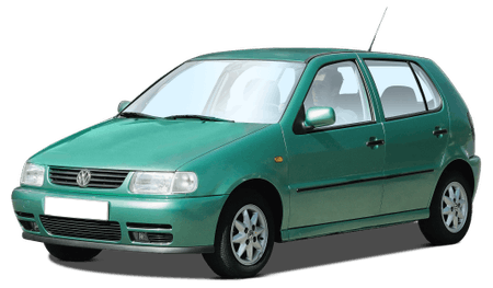 Grüner VW Polo der 1990er Jahre, Viertürer, seitlich von vorne fotografiert, auf weißem Hintergrund.