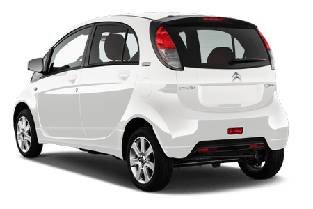 Weiße, kompakte Limousine von hinten; markante Rücklichter, schwarze Fenster, Citroën-Logo sichtbar.