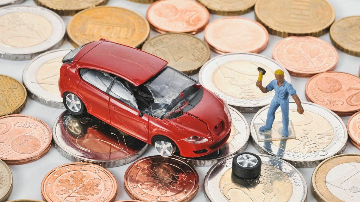 Bevor das Servoöl gewechselt werden kann, muss das Auto angehoben werden. Dafür benötigst Du einen stabilen Wagenheber.