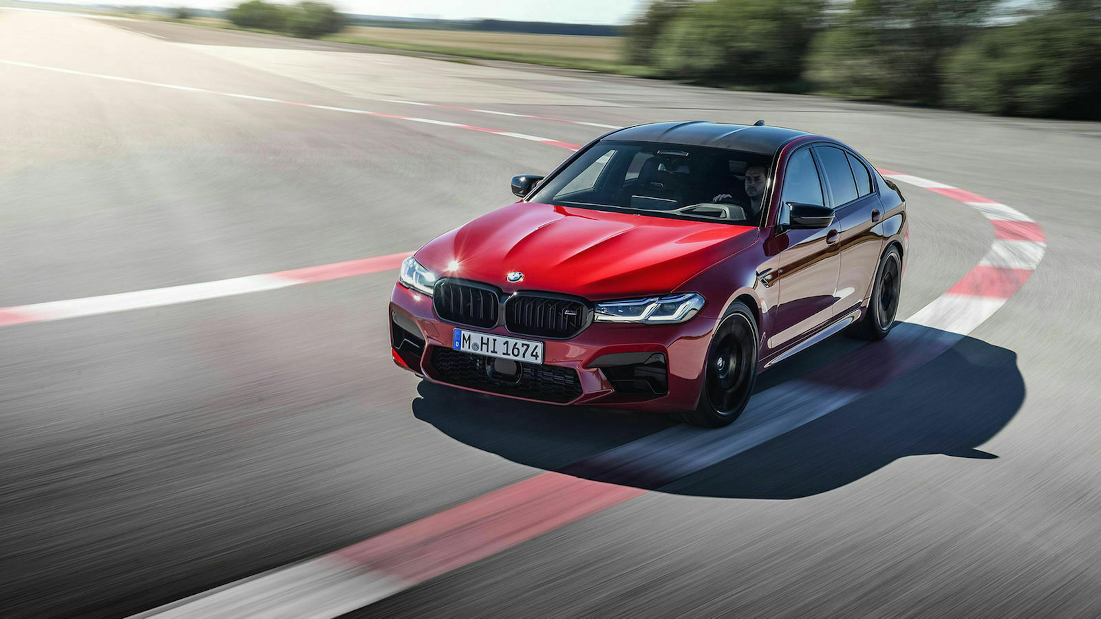Zu sehen ist der neue BMW M5 2020, fahrend