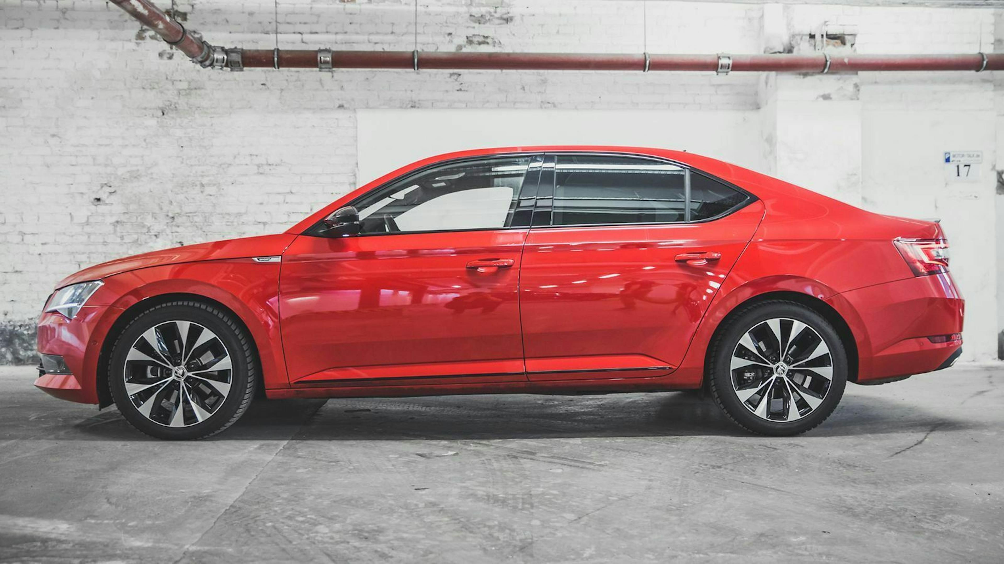 Der Skoda Superb wirbt mit 5,86 m in der Länge