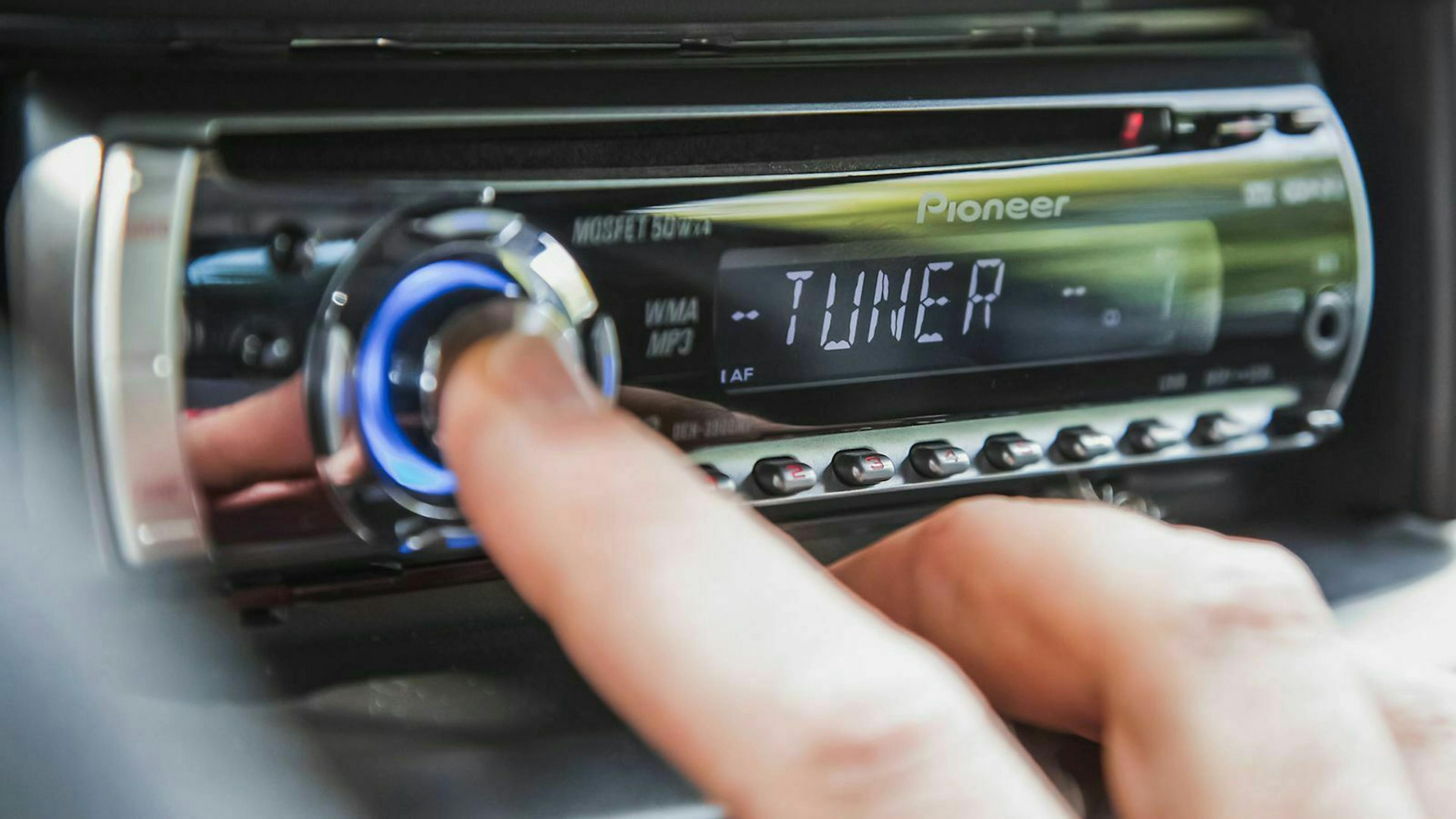 Die Schächte älterer Autoradios sind heute oft zu klein, um ein Radio mit Display nachzurüsten.