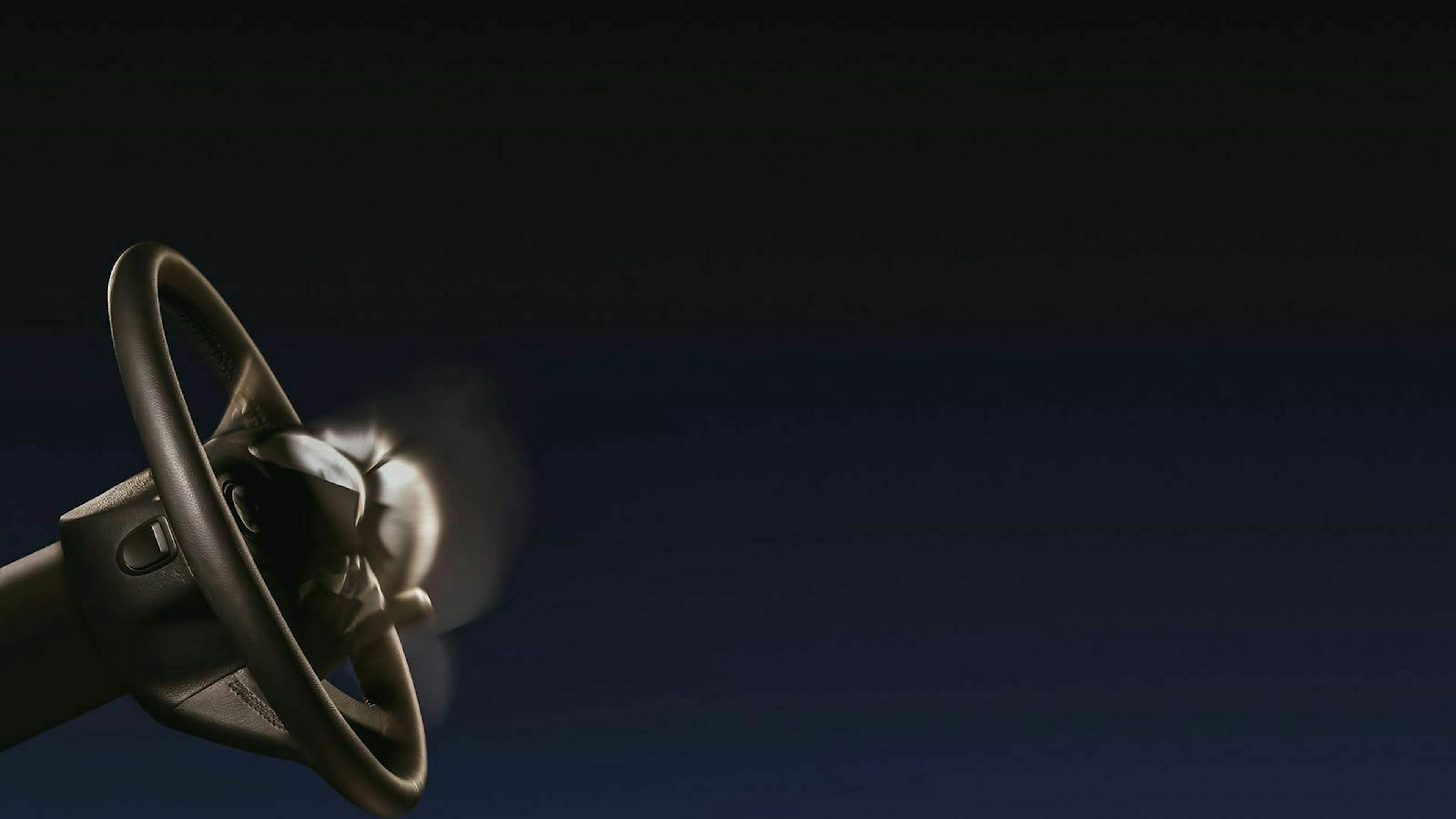 Binnen weniger Millisekunden entfaltet sich der Airbag zwischen dem Insassen und Fahrzeug.