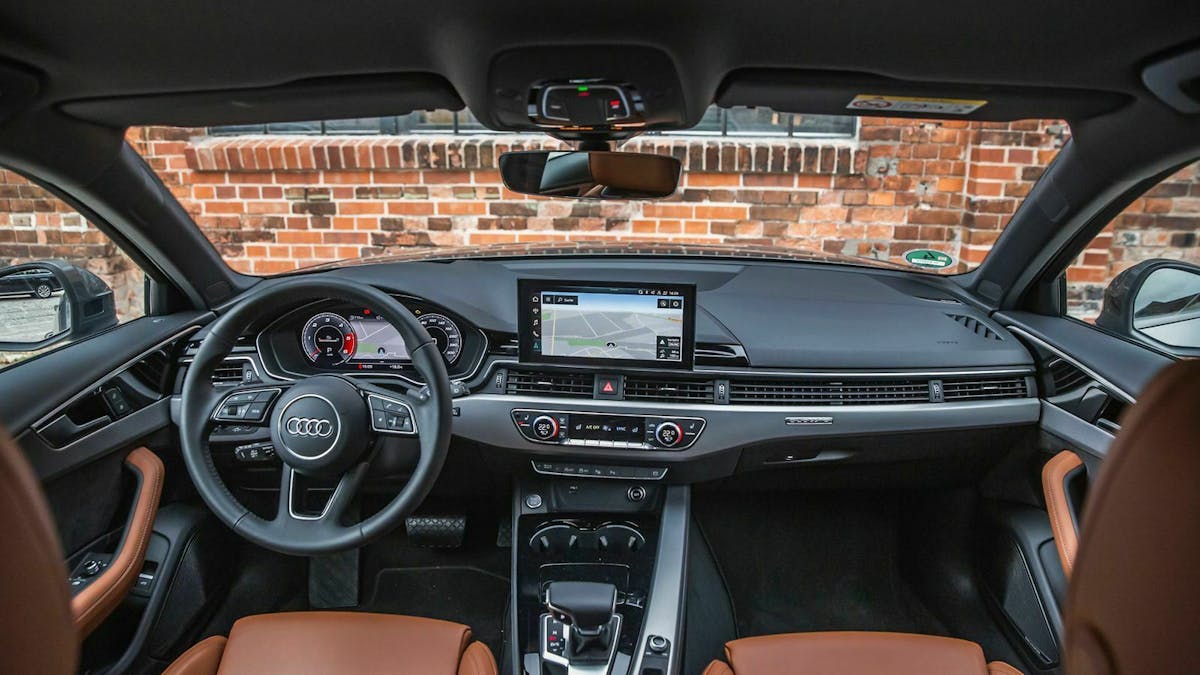 Zu sehen ist das Cockpit des Audi A4 40 TDI Quattro. Das neue Infotainmentsystem befindet sich im oberen Teil des Amaturenbretts