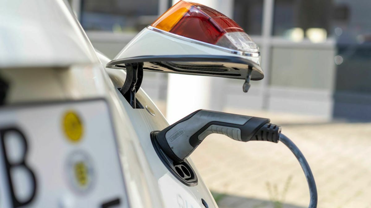 Die verbauten Großkomponenten des VW E-Käfers ermöglichen das CCS (Combined Charging System) - Schnelladen