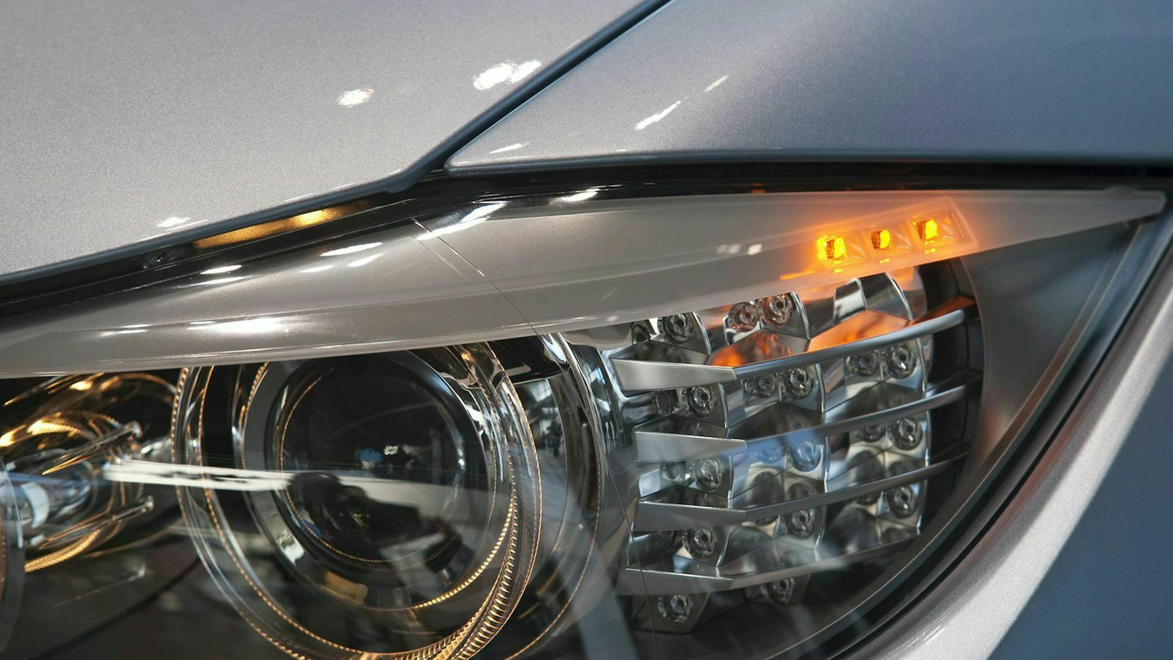 Mit einem Wasser-Reiniger-Gemisch reinigt Die Scheinwerferreinigungsanlage (SRA) die Scheinwerfer Deines Autos.