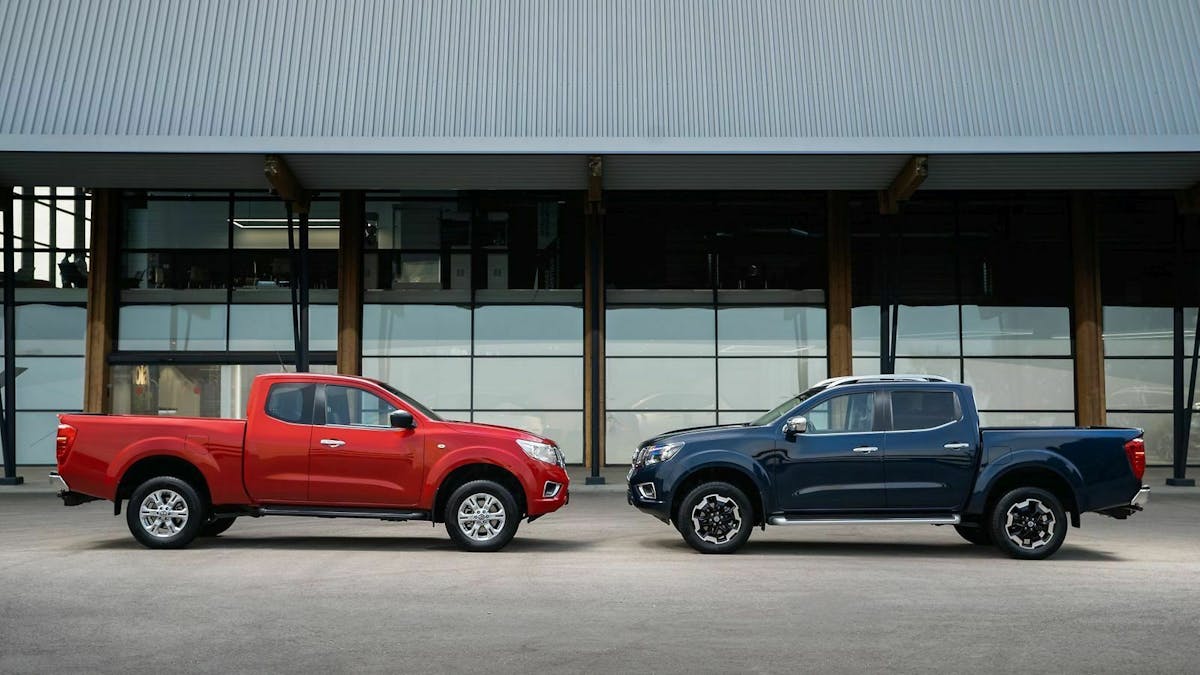 Der Nissan Navara King Cab in der Farbe 'Solid Red' und der Double Cab in der Farbe 'Blue'