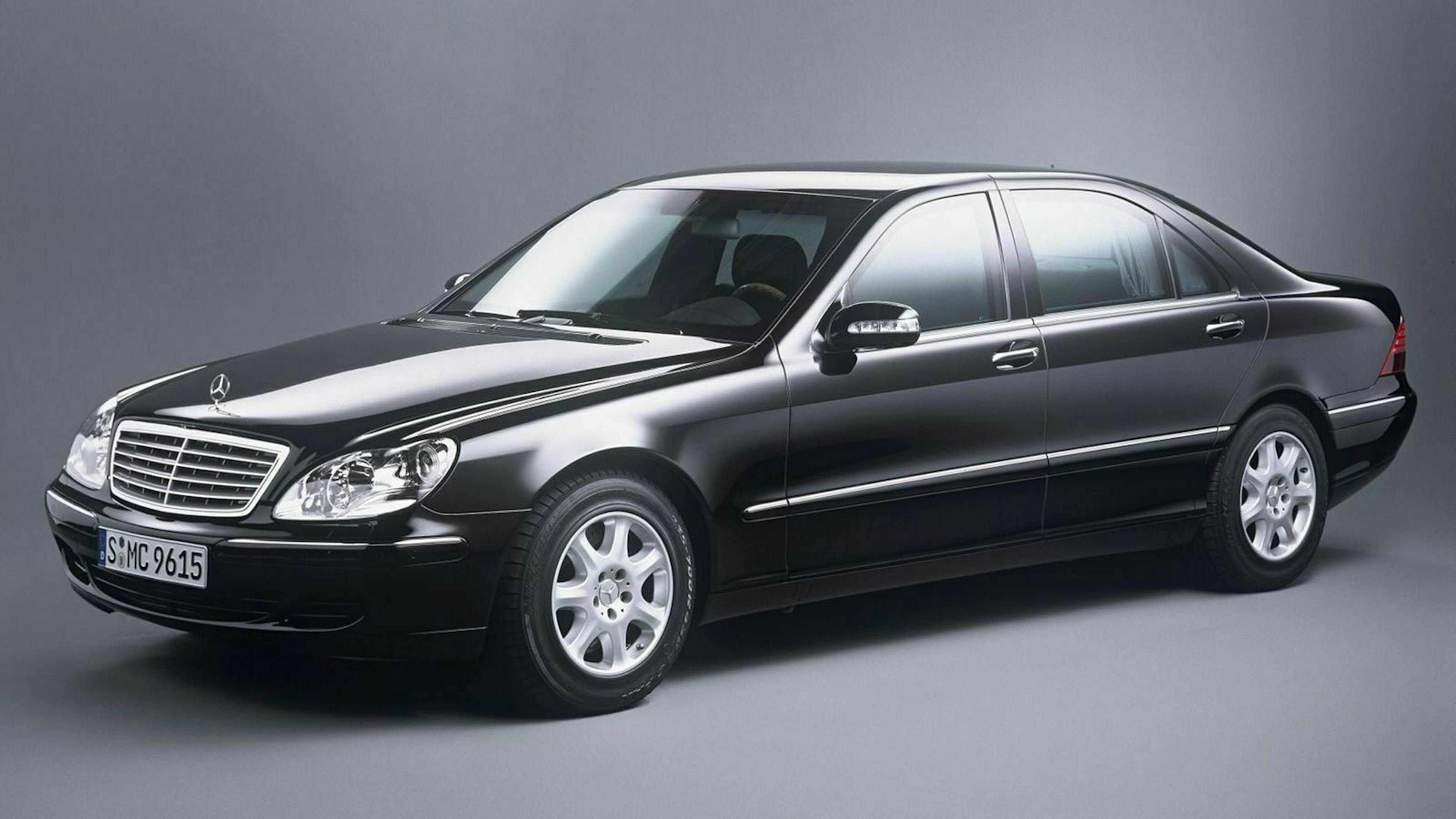 Der Mercedes W220 S500 in Seitenansicht
