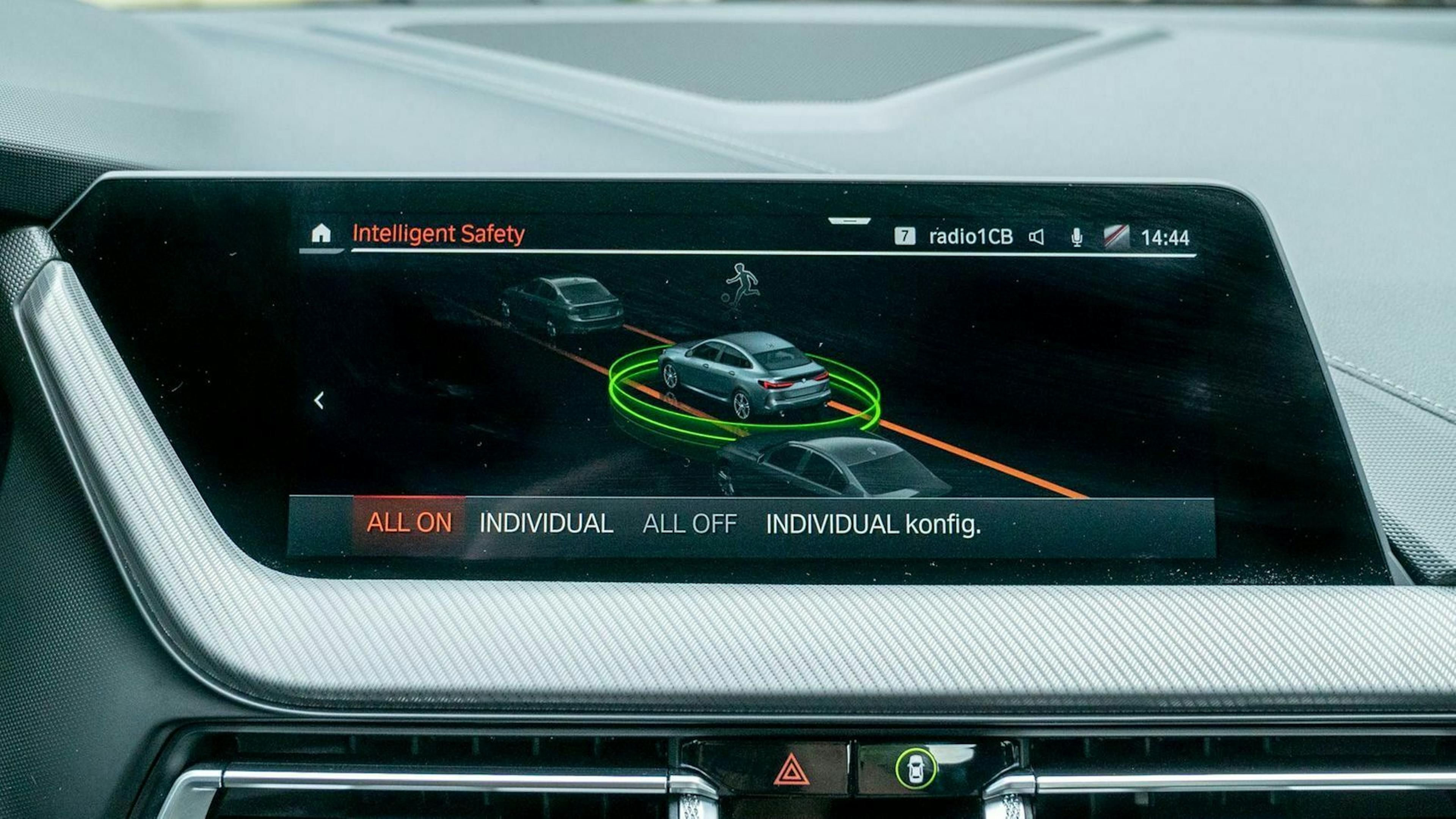 Nahaufnhame mit SIcht auf den Display des BMW 2er