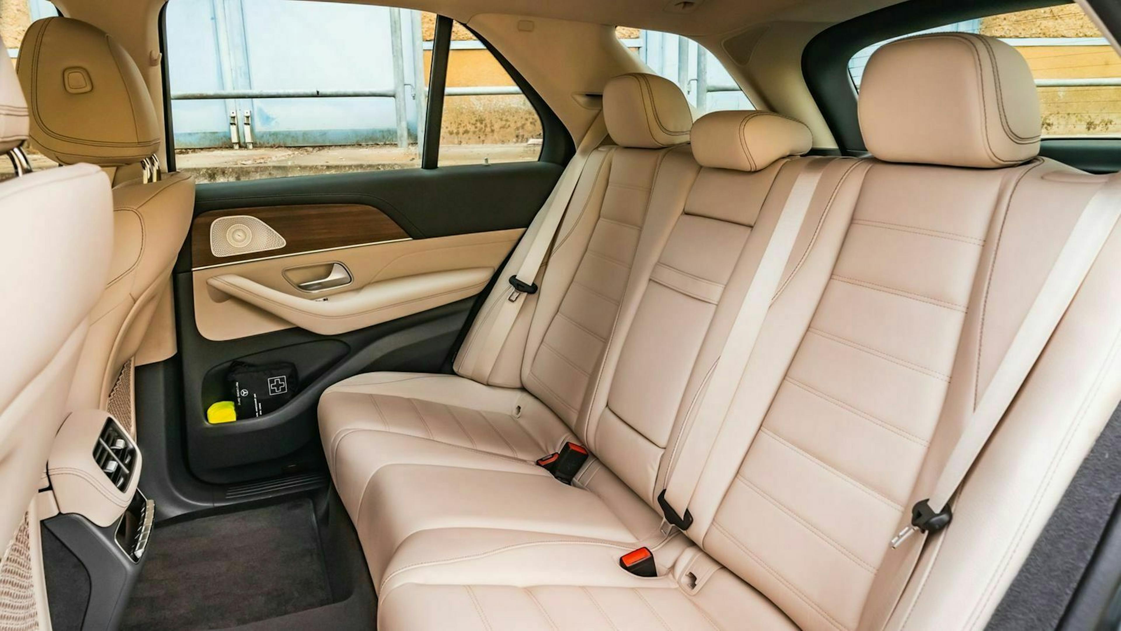 Zu sehen ist die Rückbank des Mercedes GLE