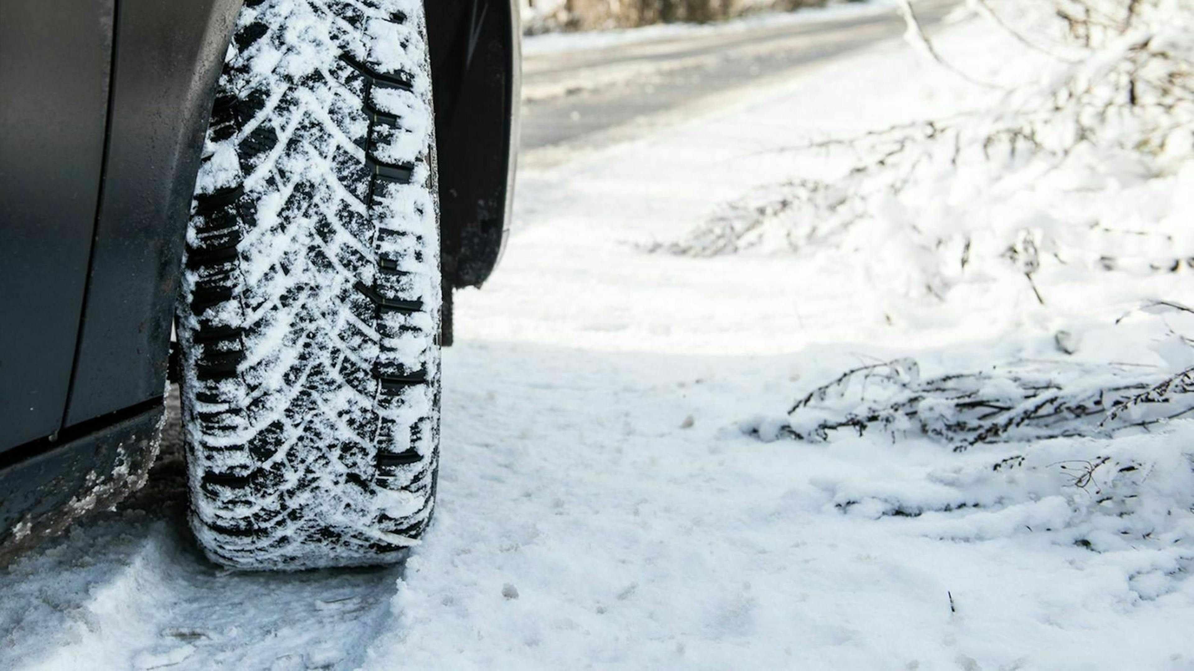 Nahaufnahme auf Vorderrad Winterreifen 