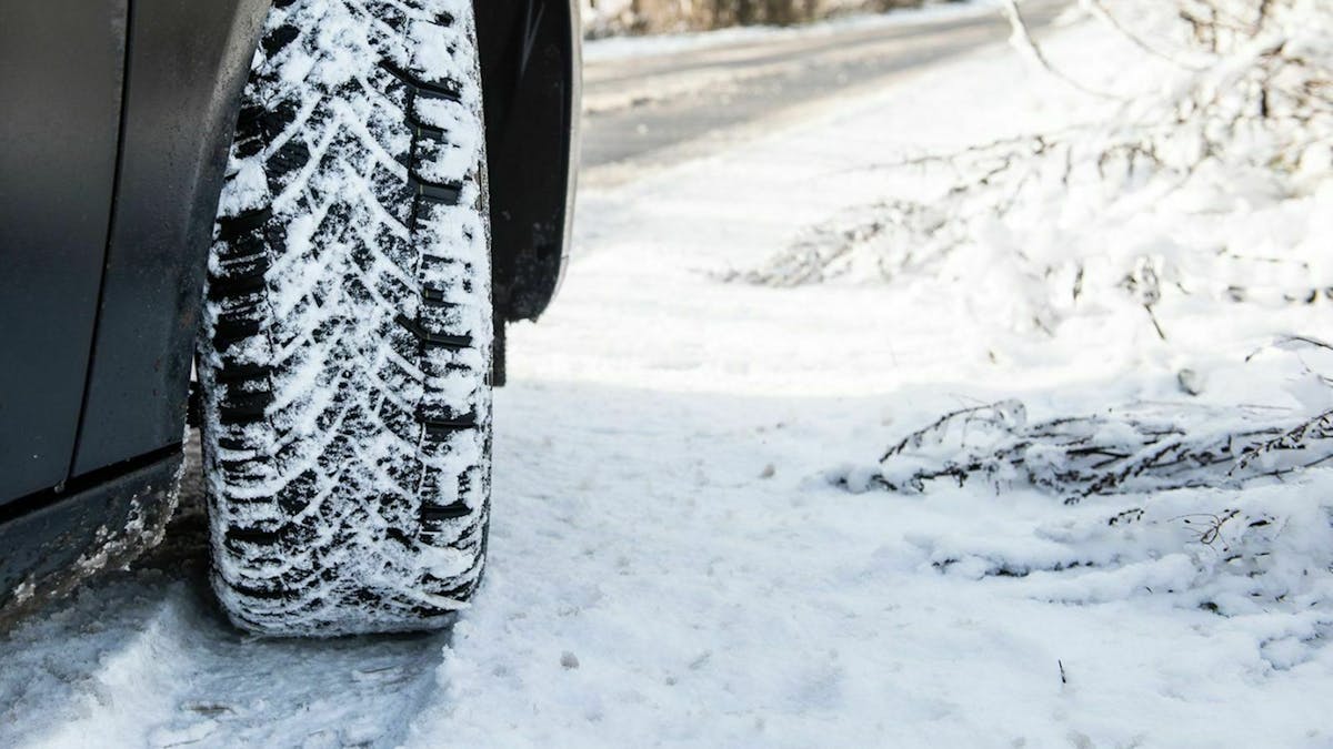 Nahaufnahme auf Vorderrad Winterreifen