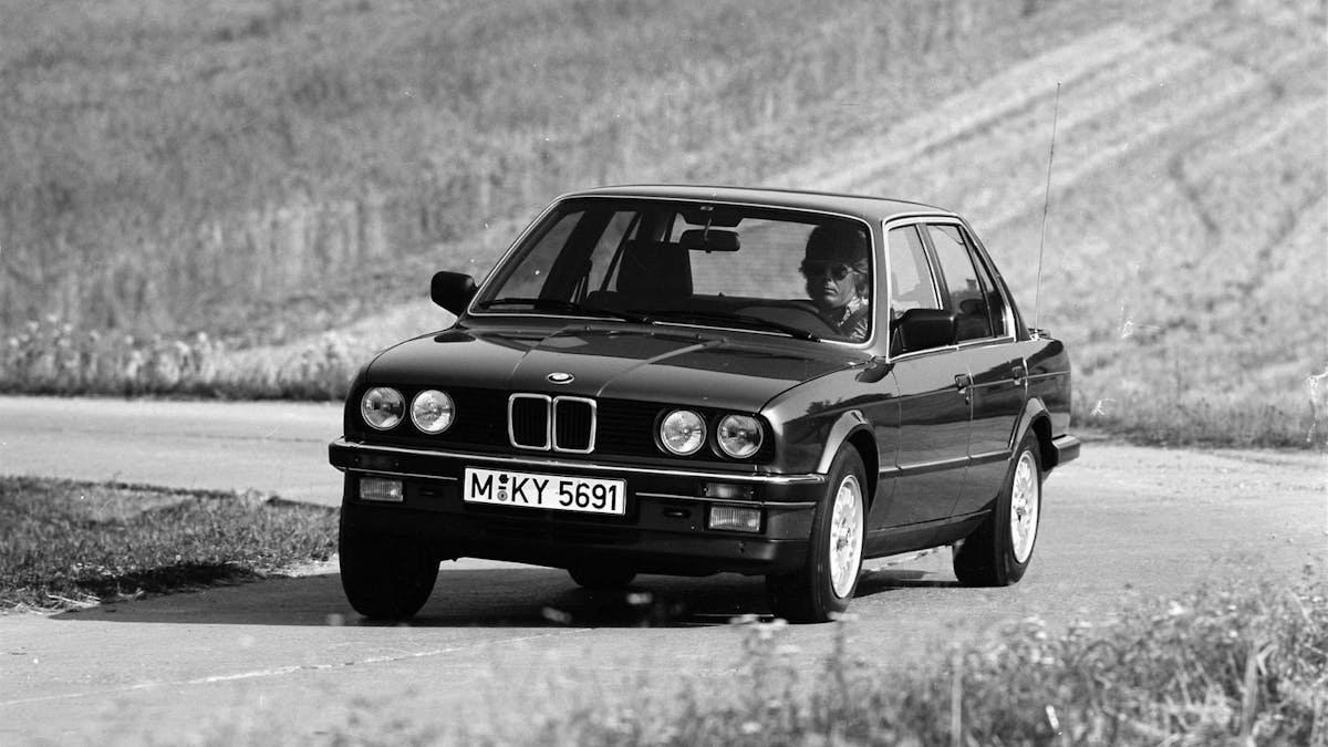BMW 3er E30 von vorne in Schwarz-Weiß