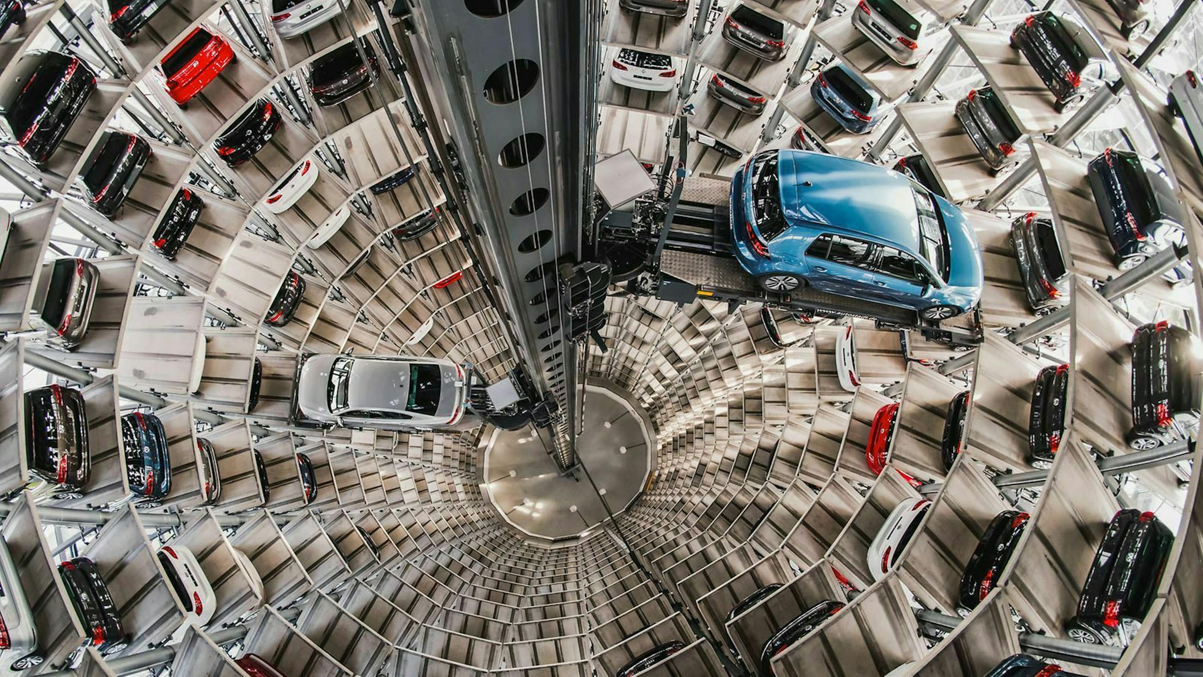 In einem Pkw-Lagerturm wird ein Neuwagen in Position geparkt.