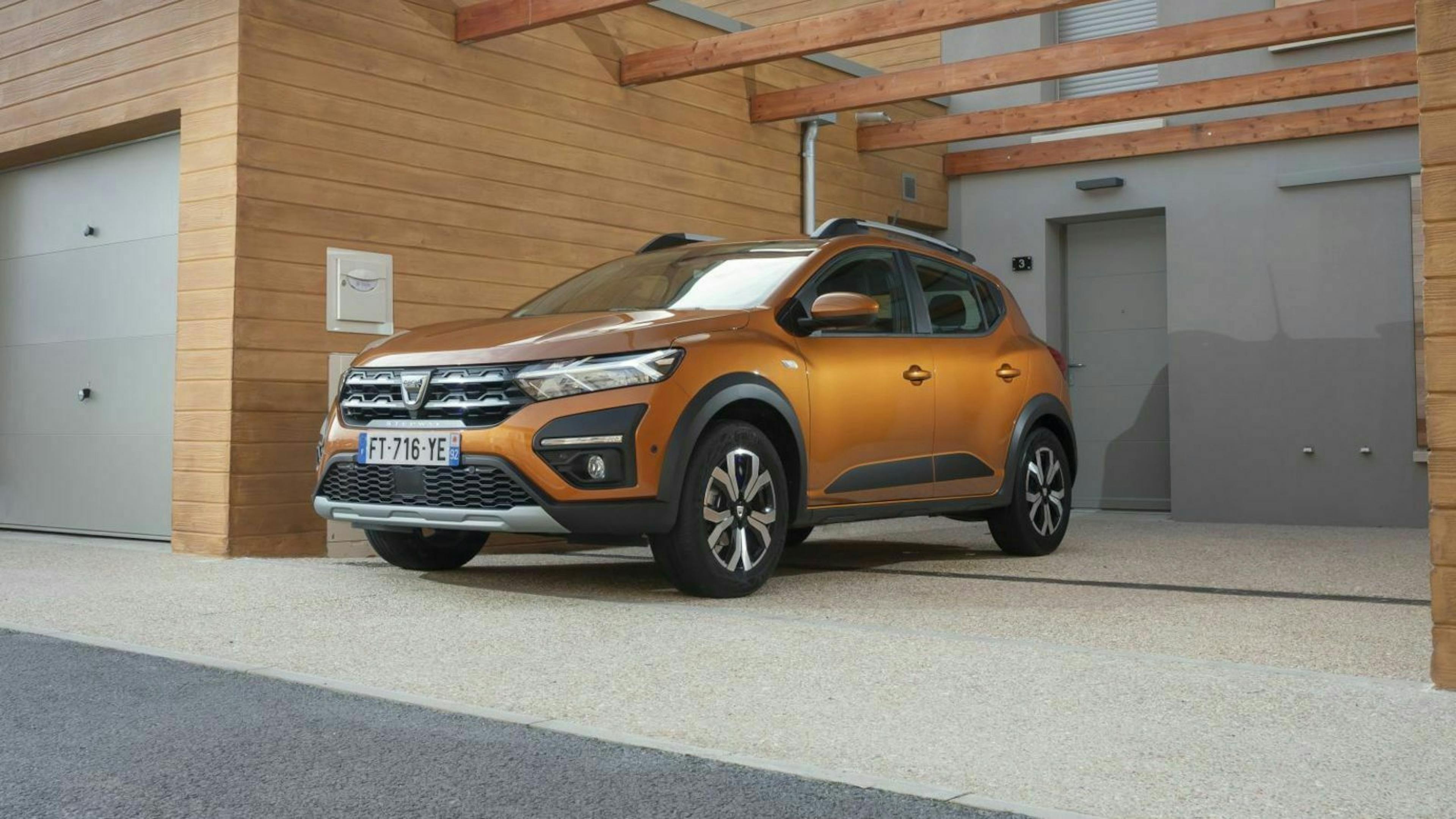 Zu sehen ist der Dacia Sandero Stepway, stehend