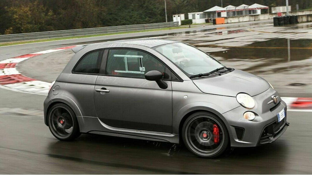 Zu sehen ist der Abarth 695 Biposto, fahrend