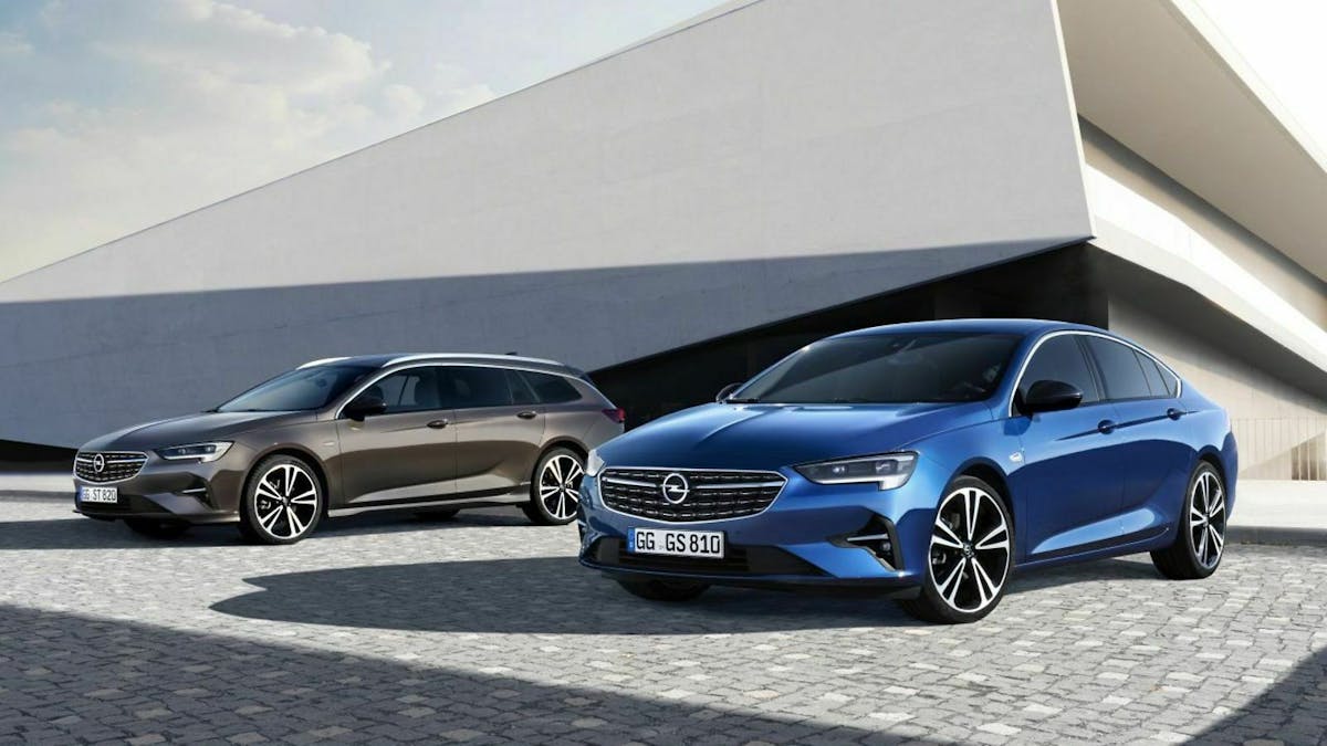 Opel insignia Limousine und Kombi auf einem Parkplatz nebeneinander stehend
