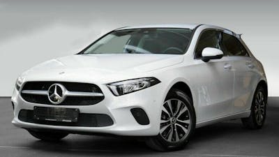Eine weiße Mercedes-Benz A-Klasse steht vor einer weißen Wand