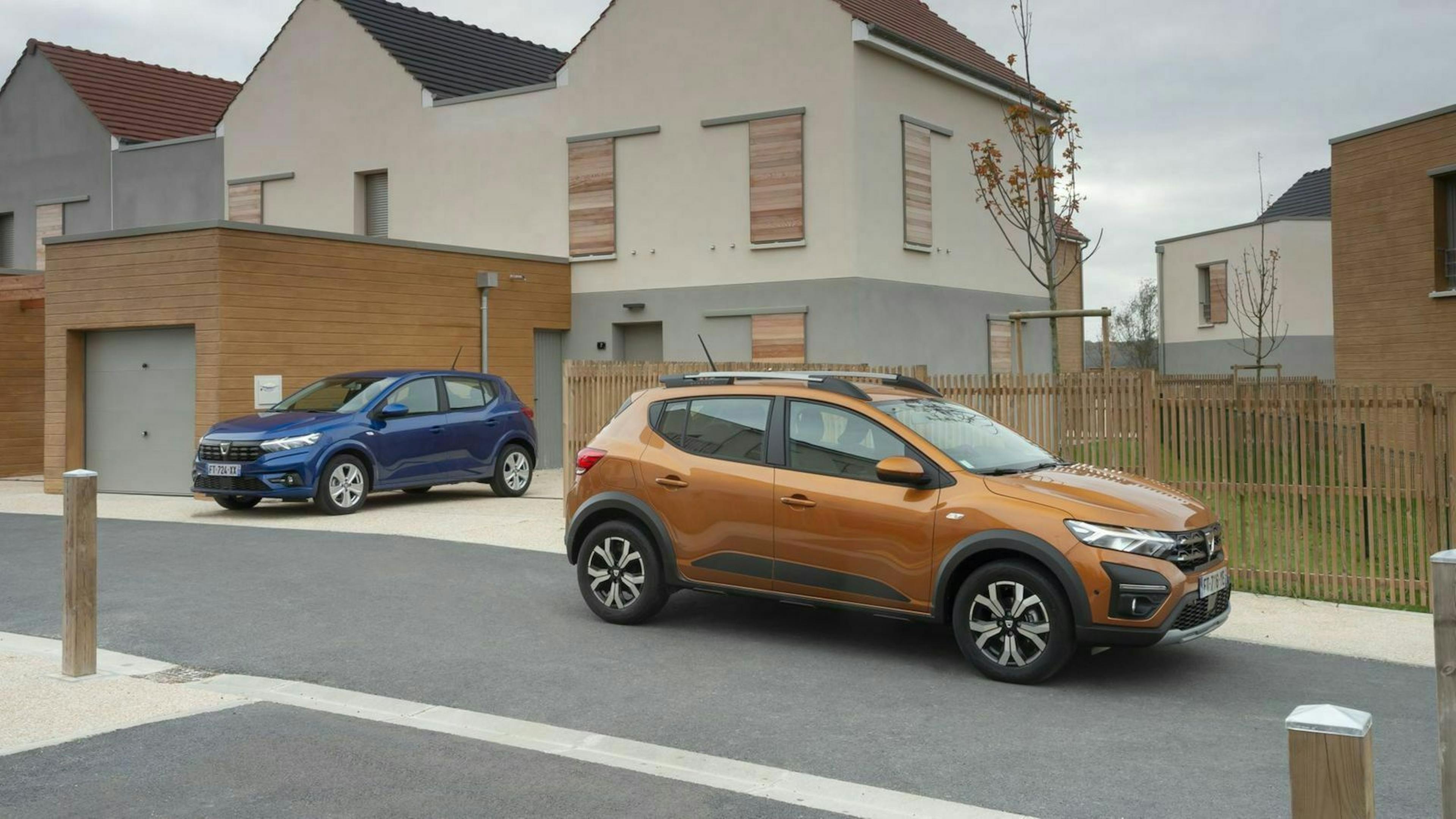 Zu sehen sind der Dacia Sandero und der Sandero Stepway